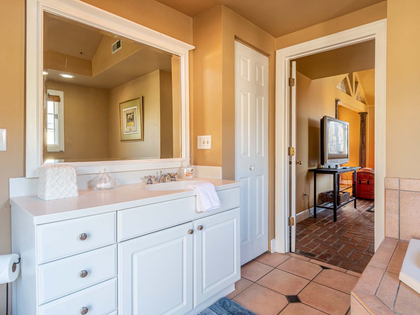 Master bedroom en suite with separate shower and tub