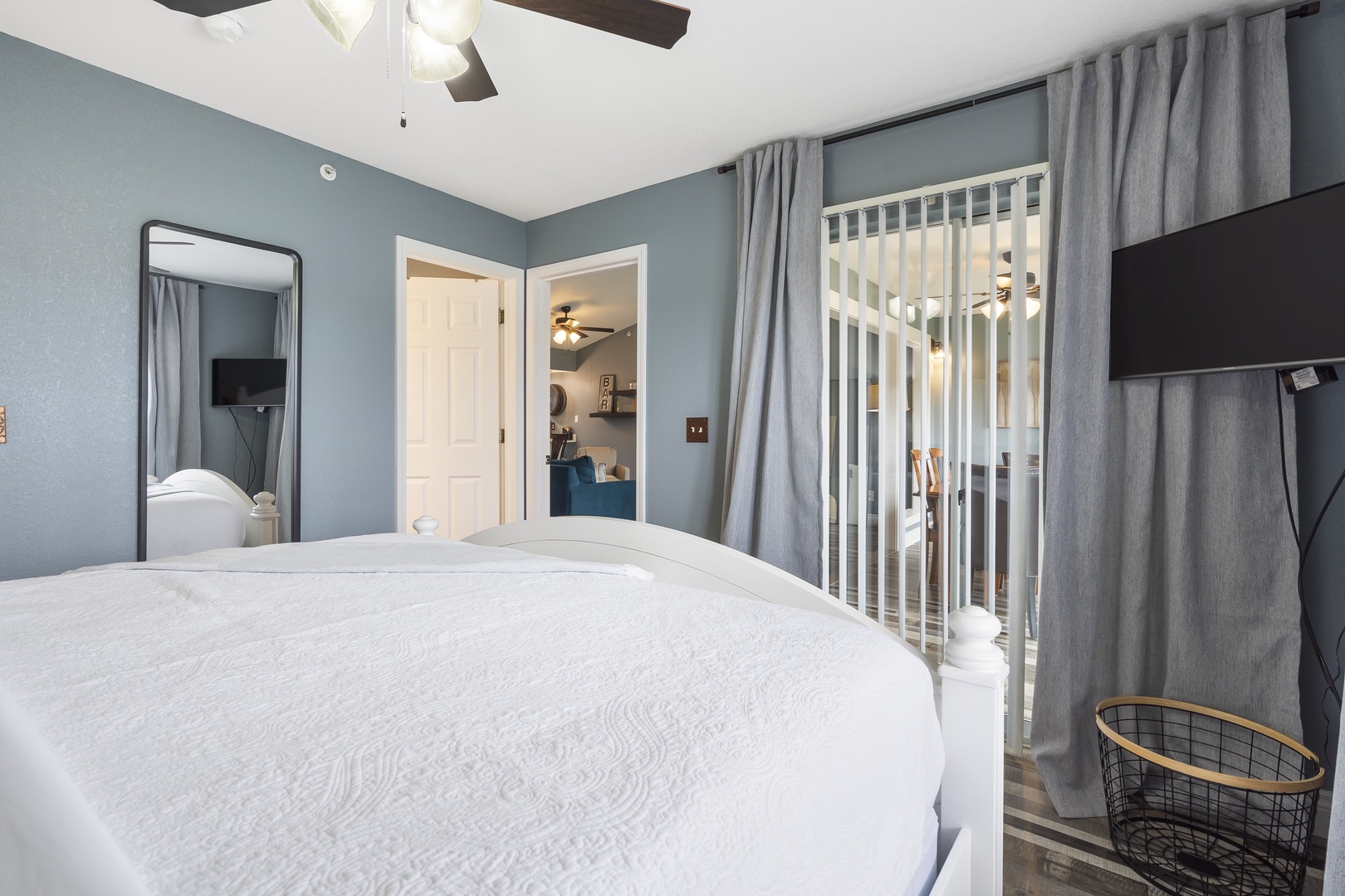 The king suite showcases a private ensuite, TV, & sunroom access