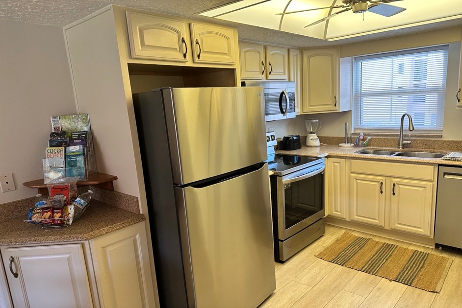 The well-equipped kitchen offers ample storage space & fantastic amenities