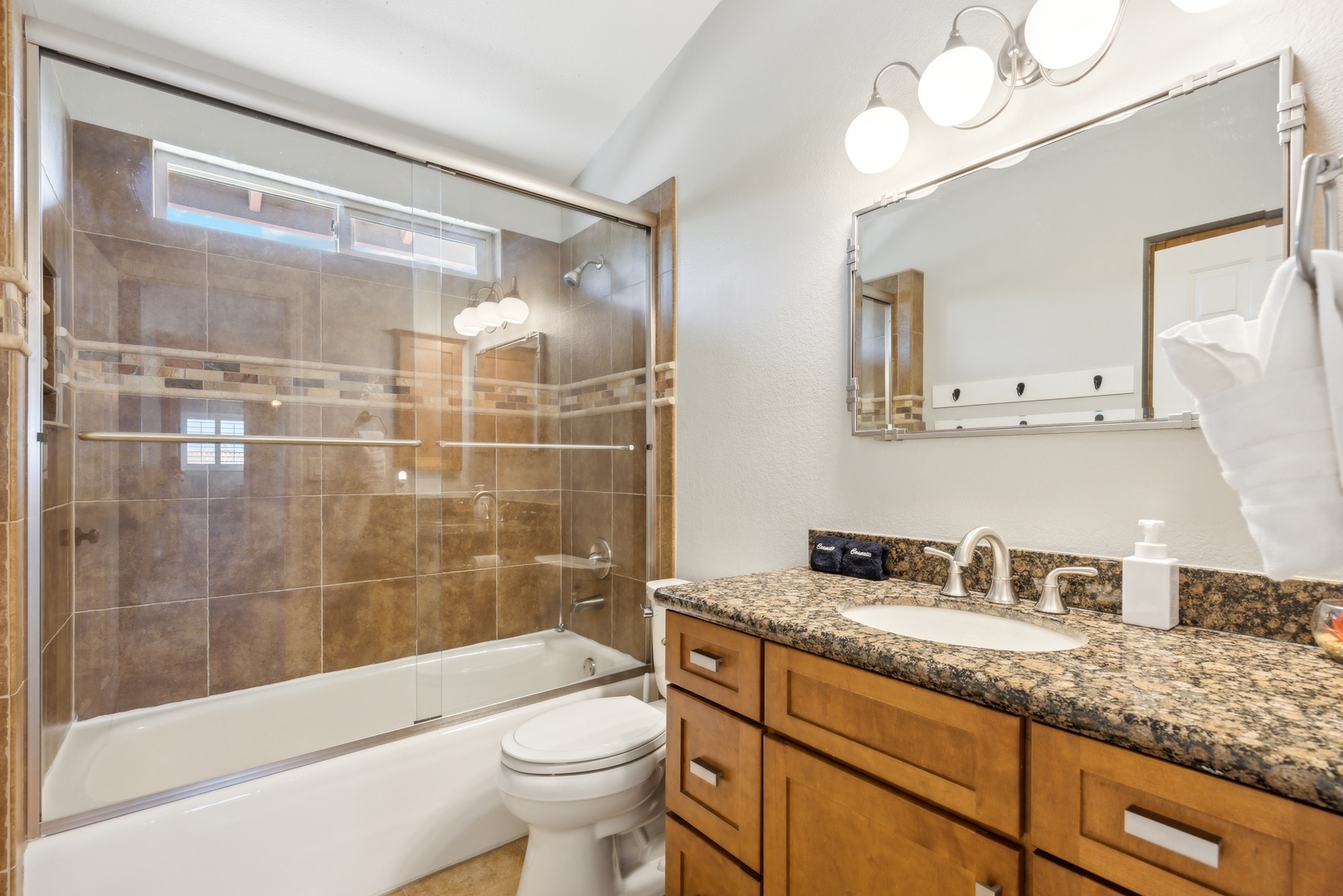 Shared bathroom 2 with shower/tub combo