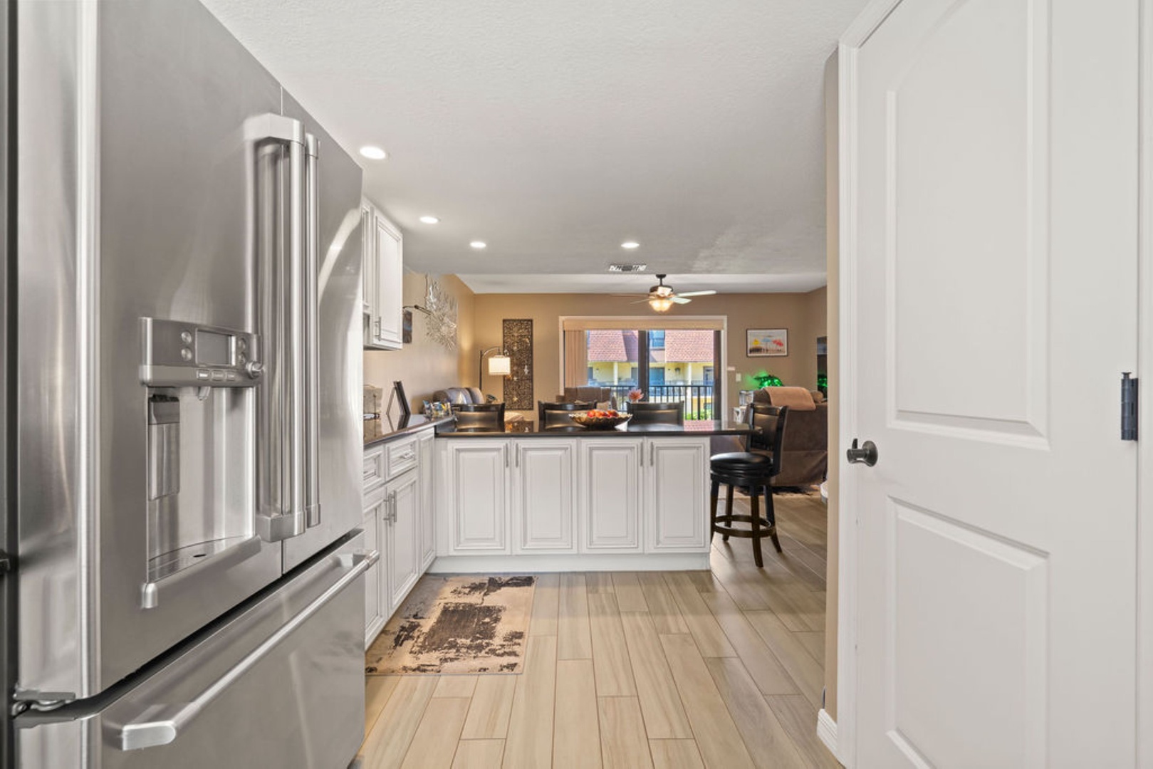 The well-equipped kitchen offers ample storage space & fantastic amenities