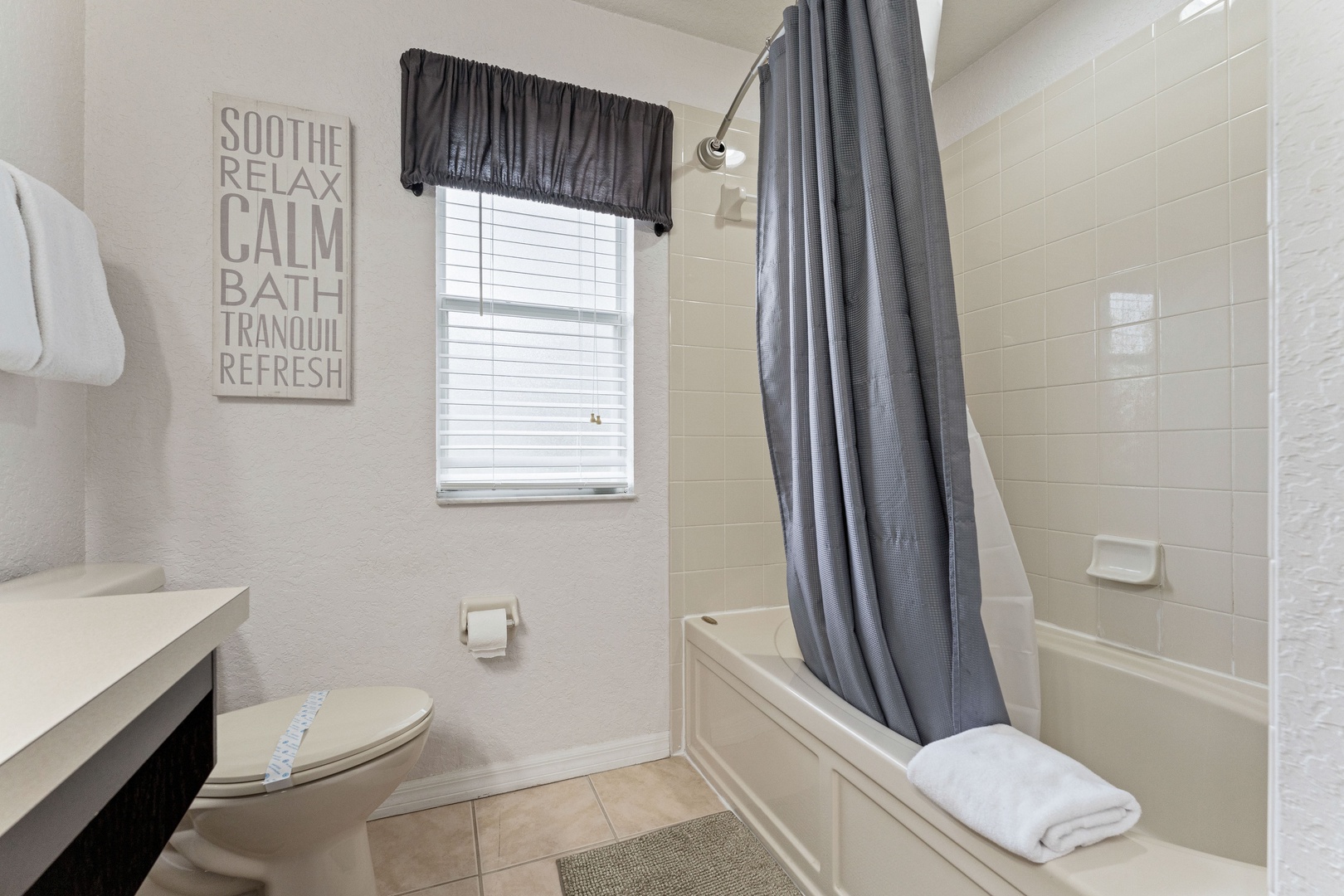 Ensuite bathroom with shower/tub combo