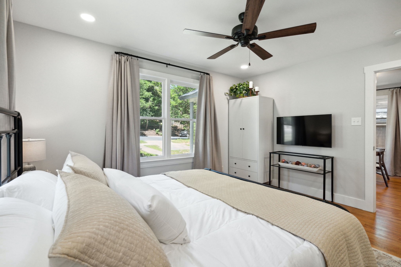 The Guest House’s 2nd bedroom boasts a plush king-sized bed & Smart TV