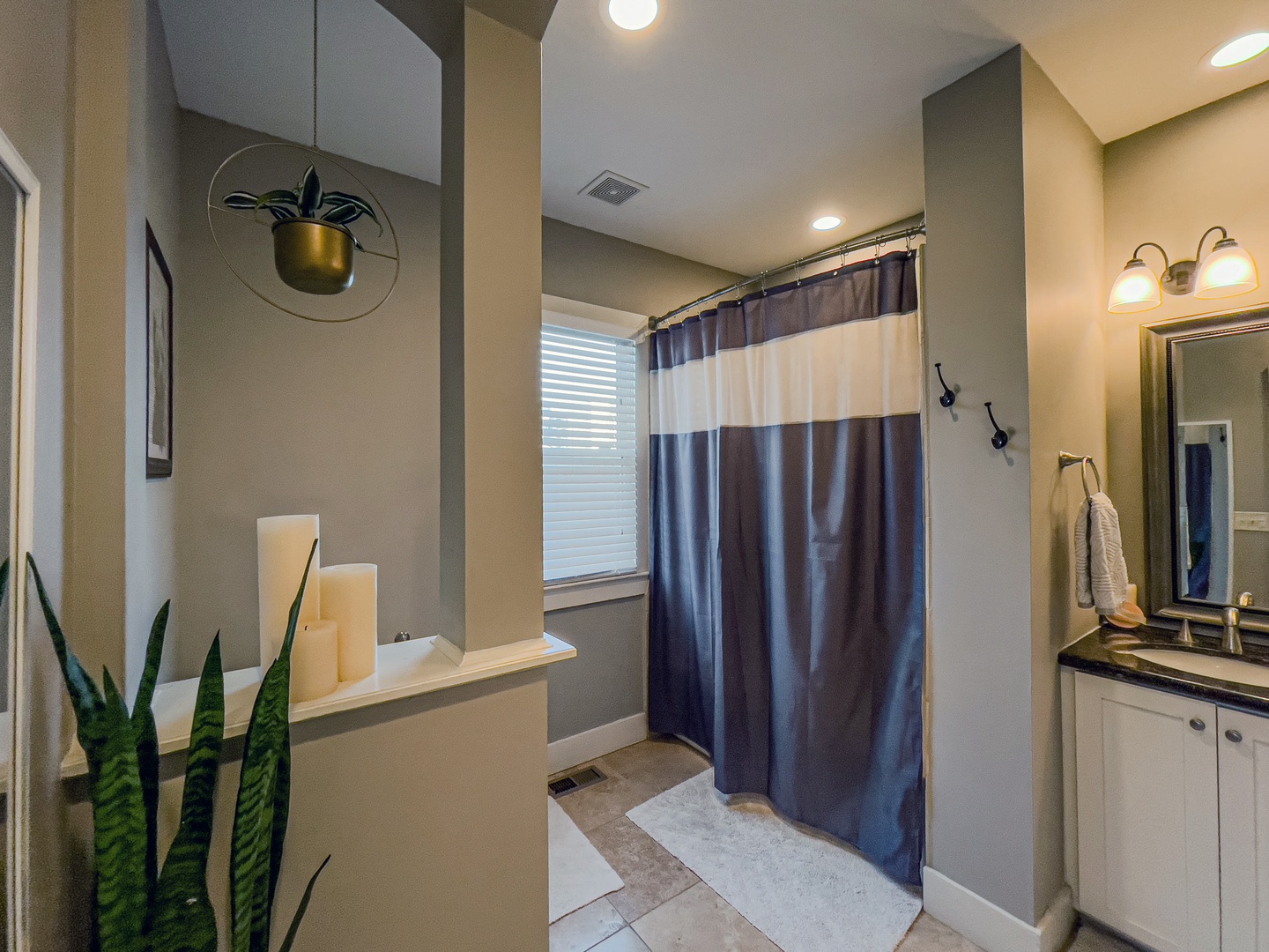 Bedroom 1 en suite with shower/tub combo