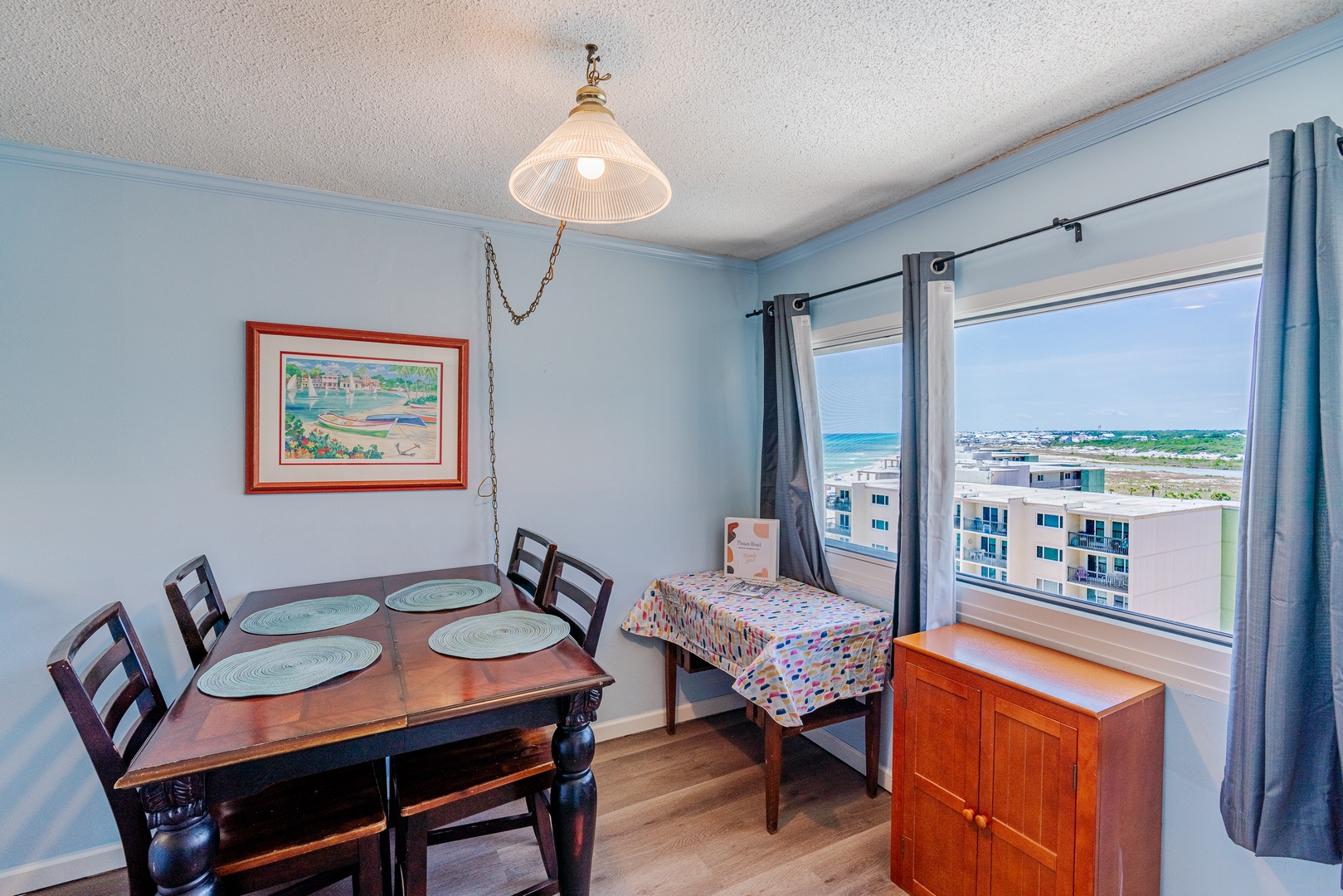 Dining room space for 4 people