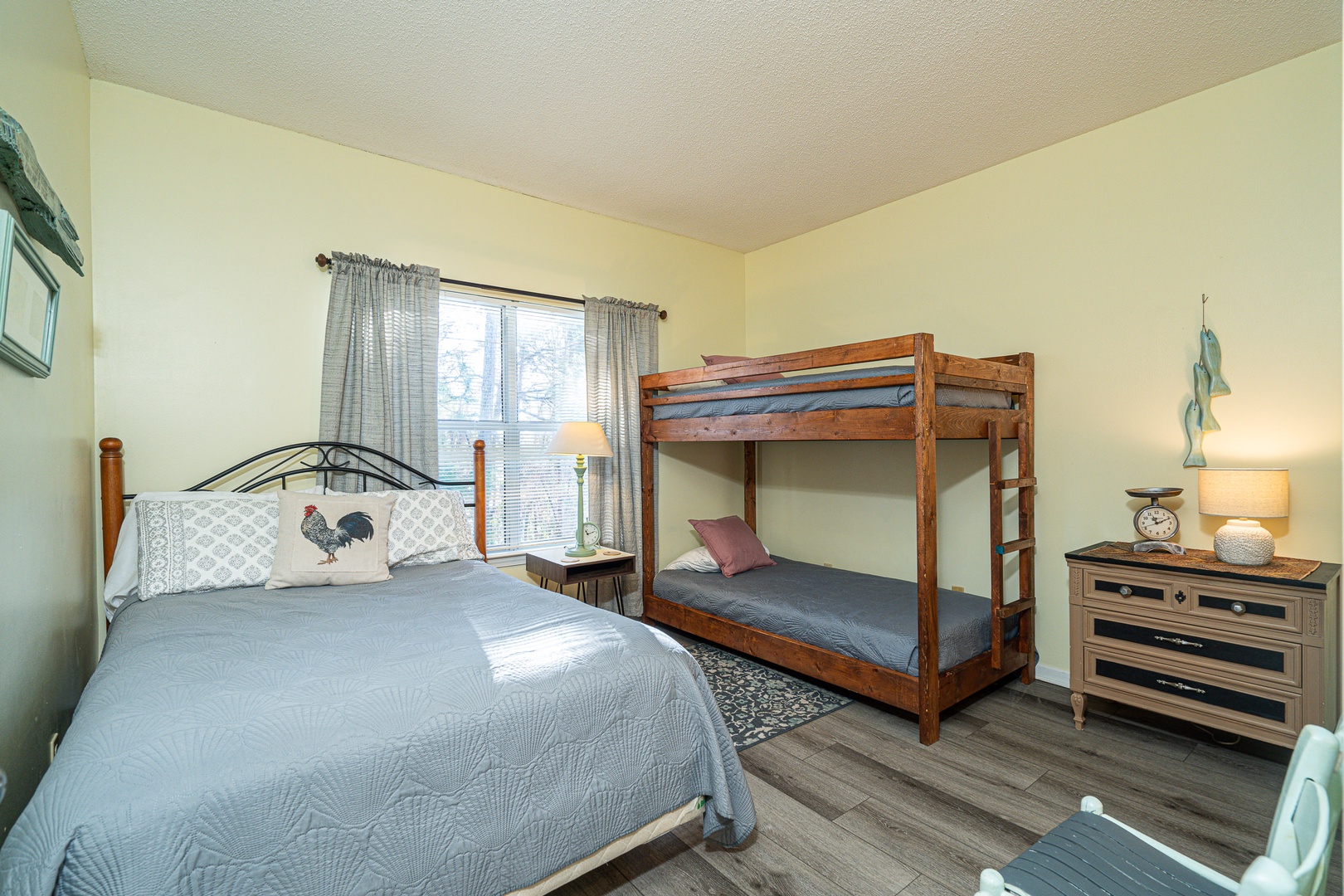 Bedroom 2 with Queen bed, Twin/Twin bunk bed, and en-suite