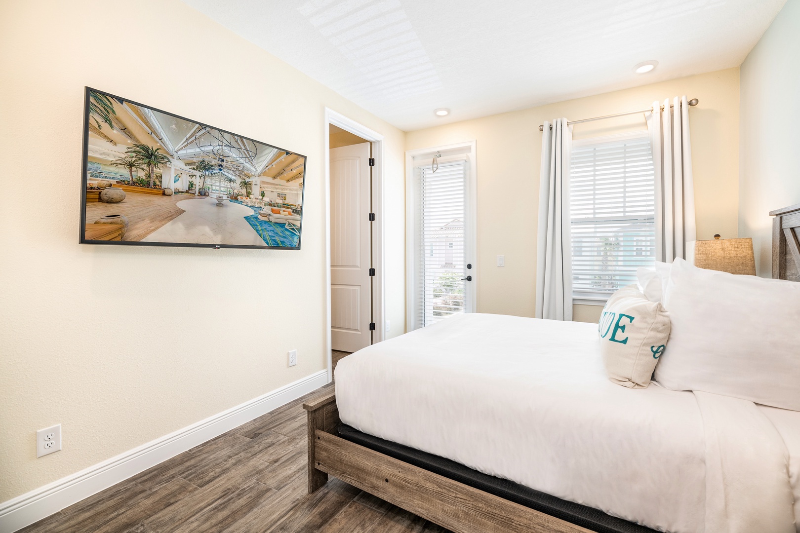 Bedroom 2 with Queen bed, balcony, Smart TV, and en-suite (2nd floor)