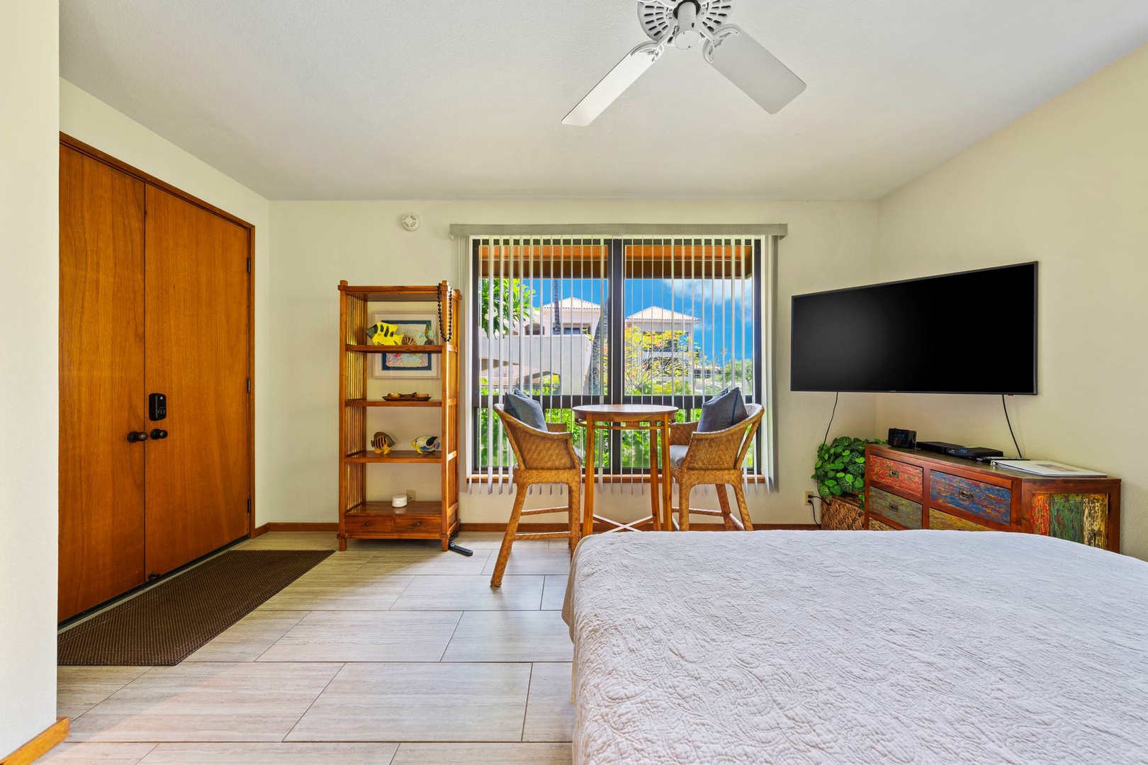 Tropical studio with King bed, split system AC, 50" Smart TV