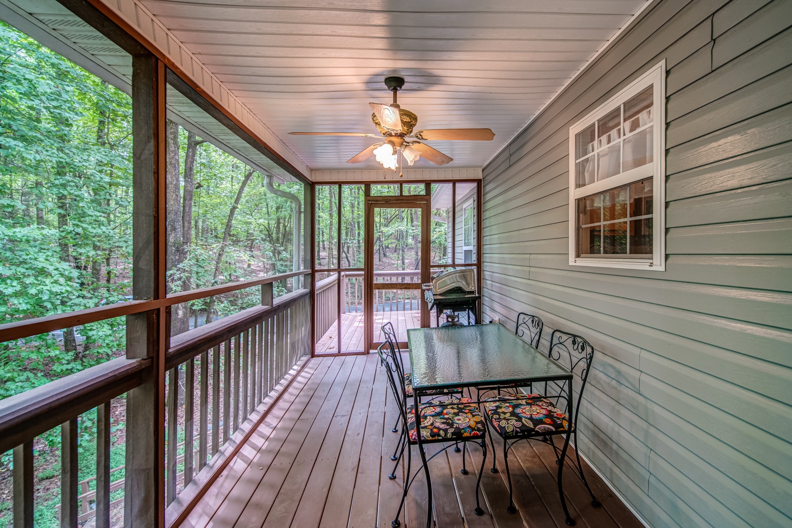 Dine al fresco on the screened-in porch, where you’ll find dining seating for 4