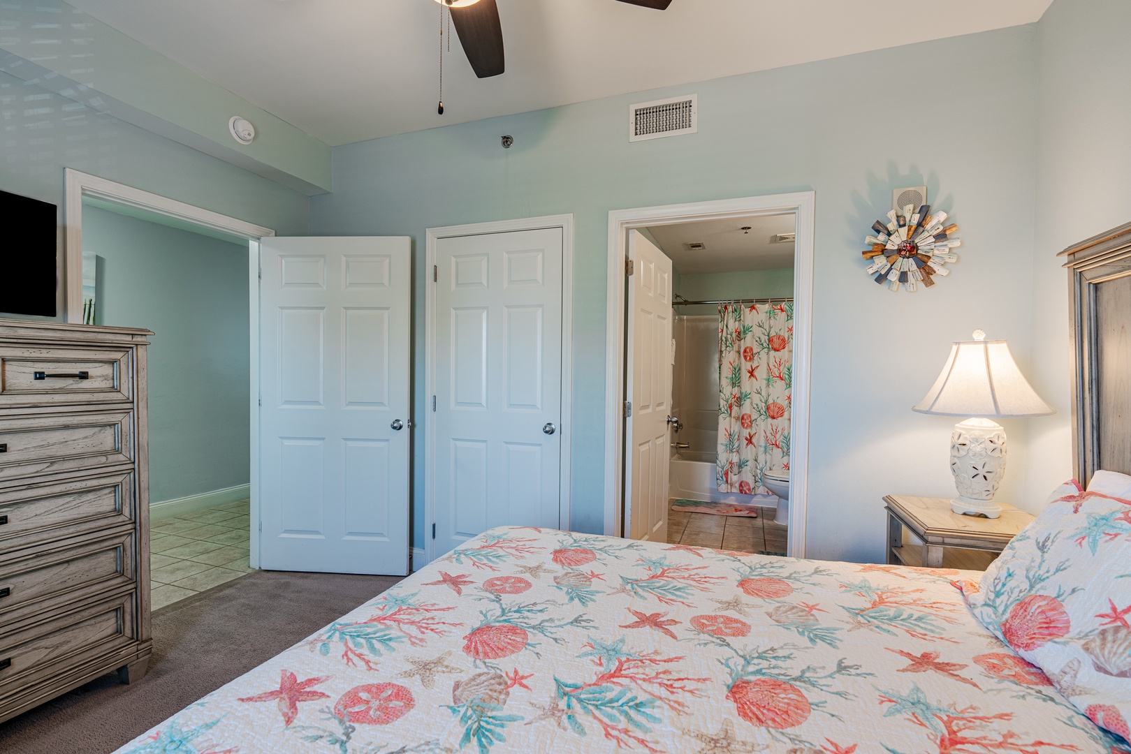 The king suite offers a private ensuite, TV, & ceiling fan