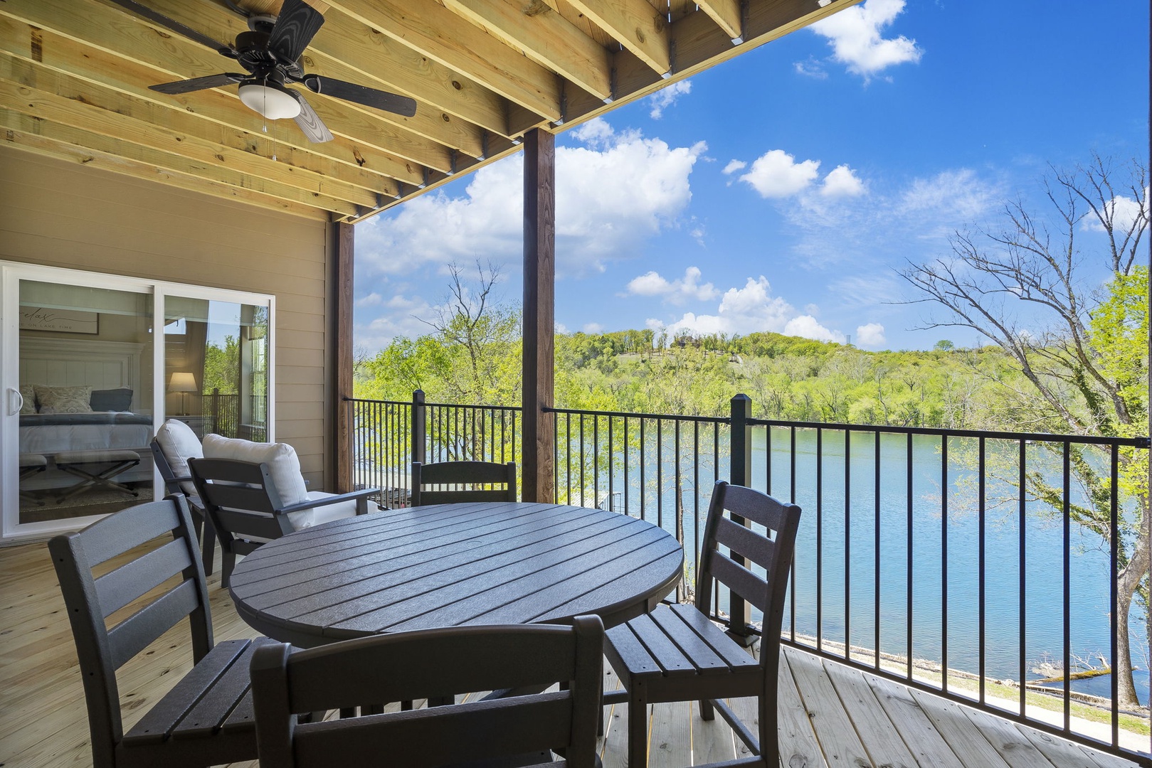 Enjoy meals outdoors with unobstructed views of beautiful Lake Taneycomo