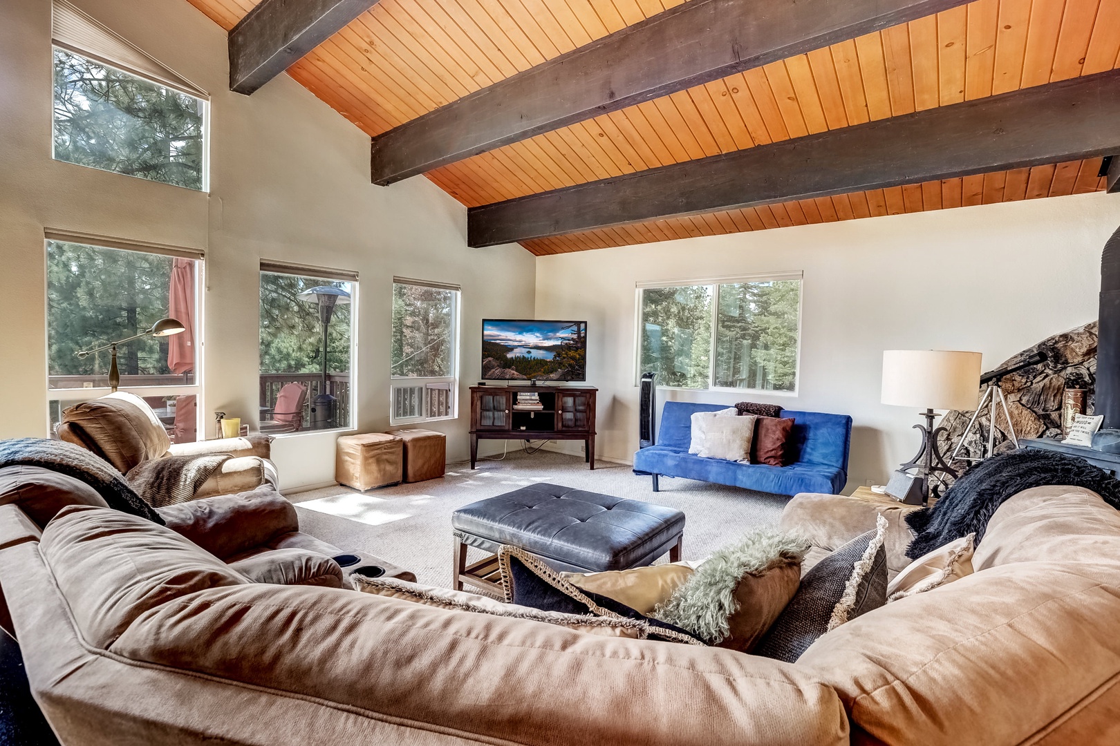 Cozy living room with Smart TV/Apple TV (Netflix & Hulu)