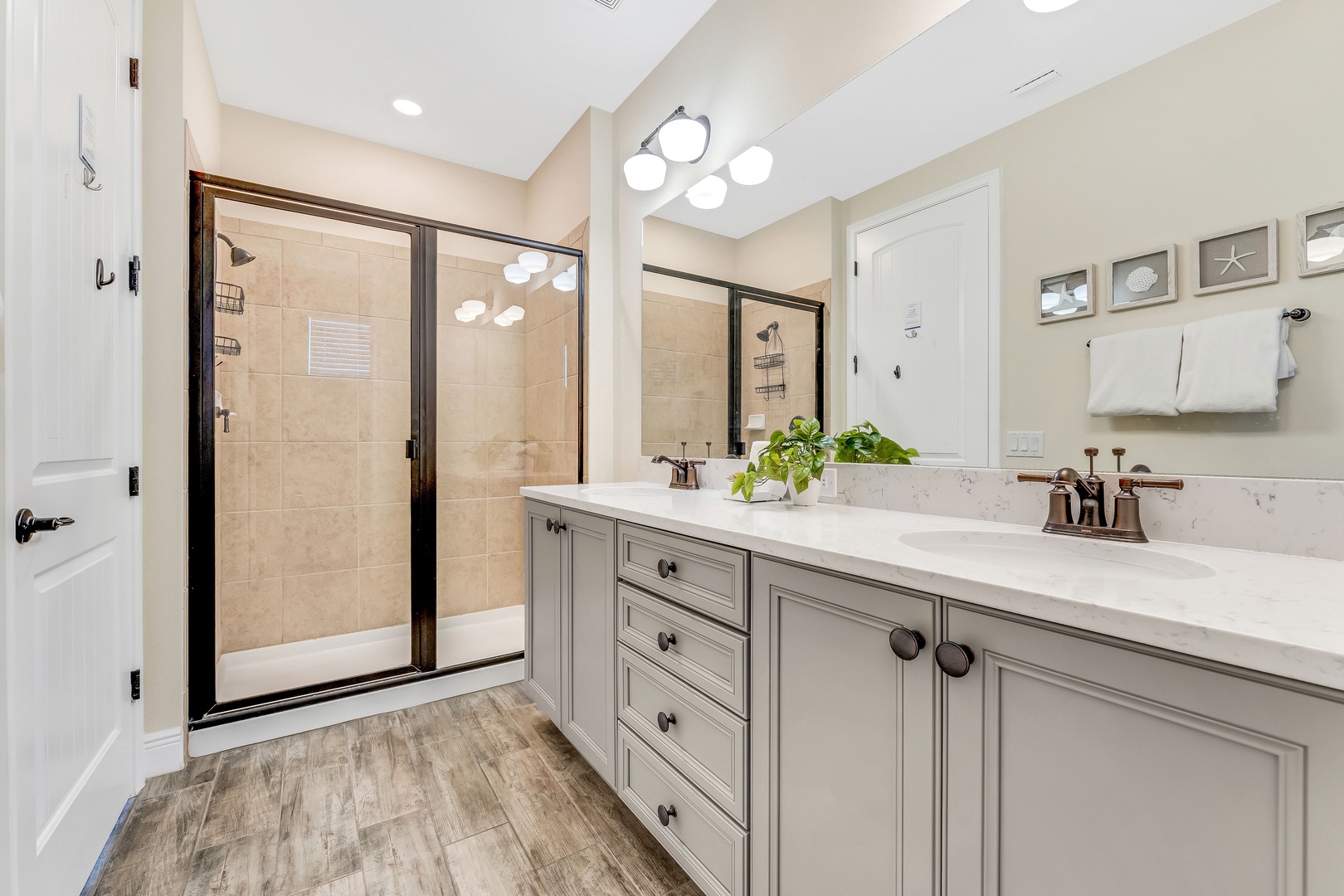 En-suite bathroom with stand-up shower