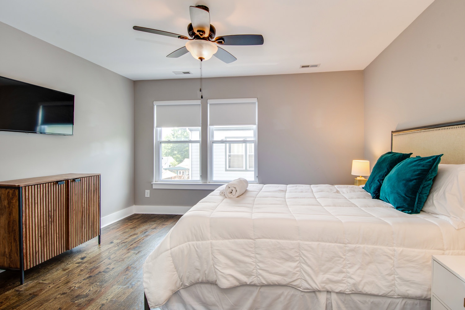 Main bedroom: Queen bed (3rd floor)