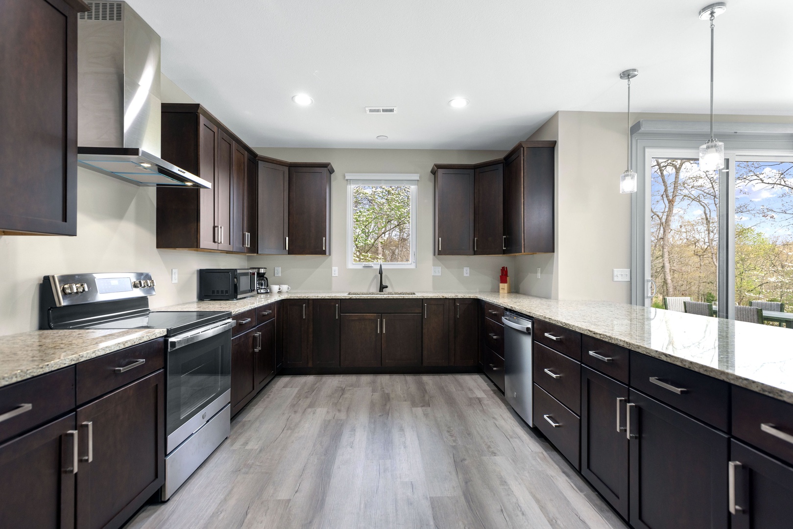 The open and modern kitchen offers ample space & all the comforts of home