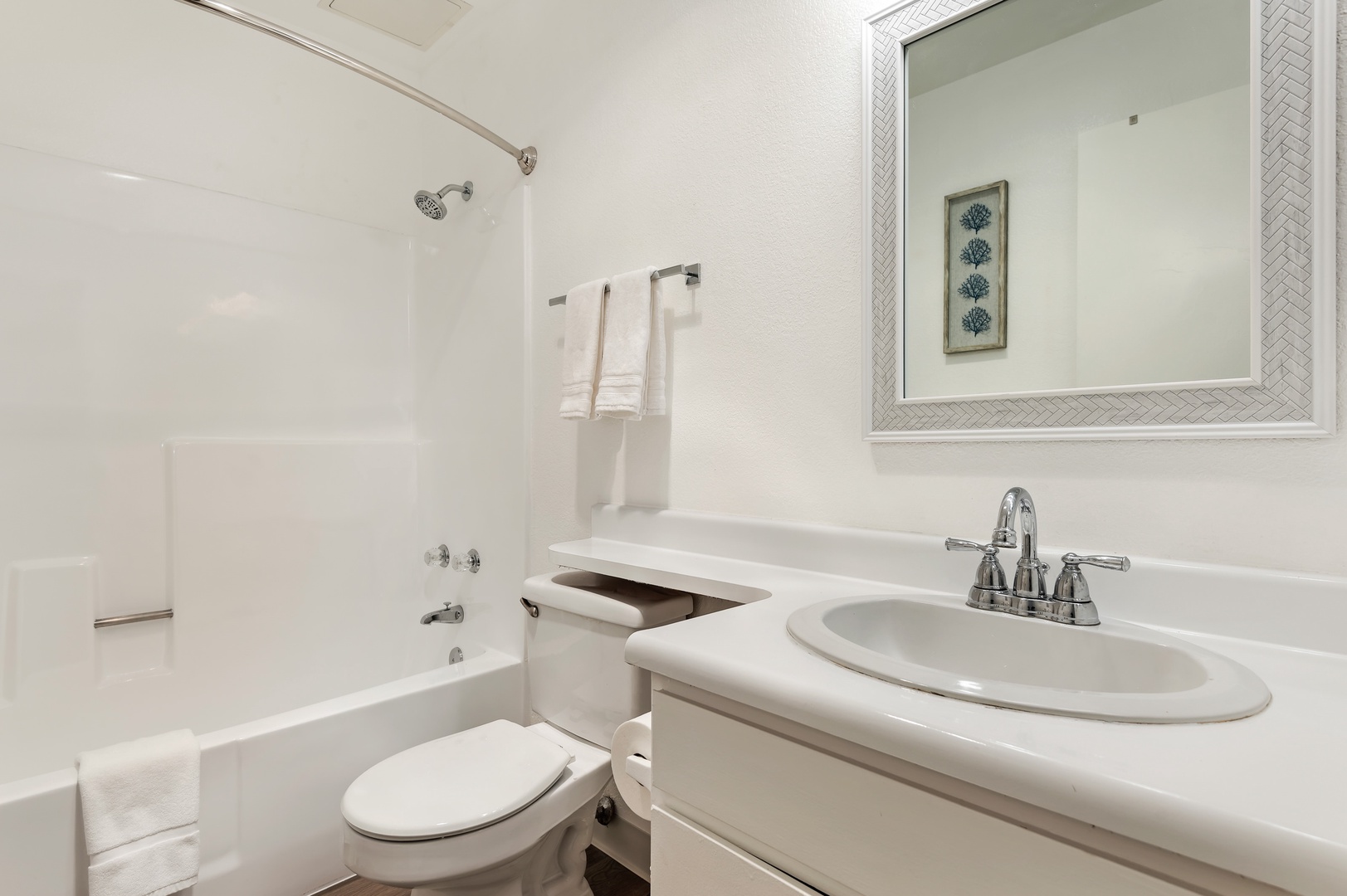 Bedroom 1 en suite with shower/tub combo