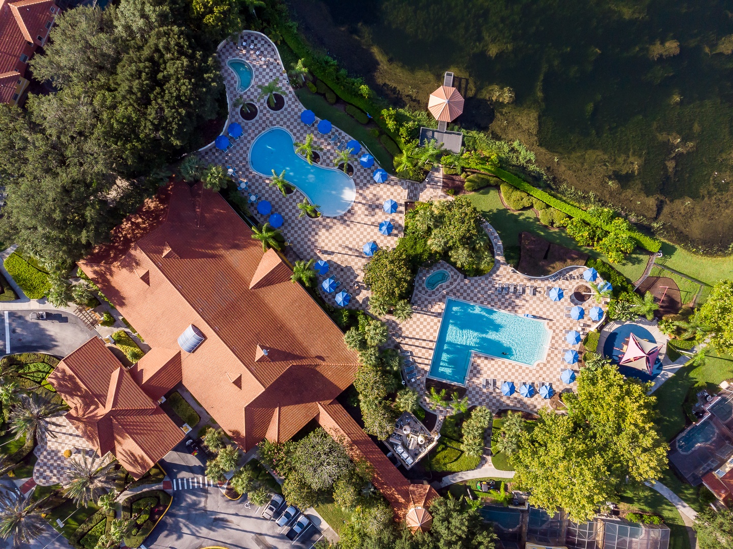 This fabulous resort community offers 2 pools and lakeside walking trails