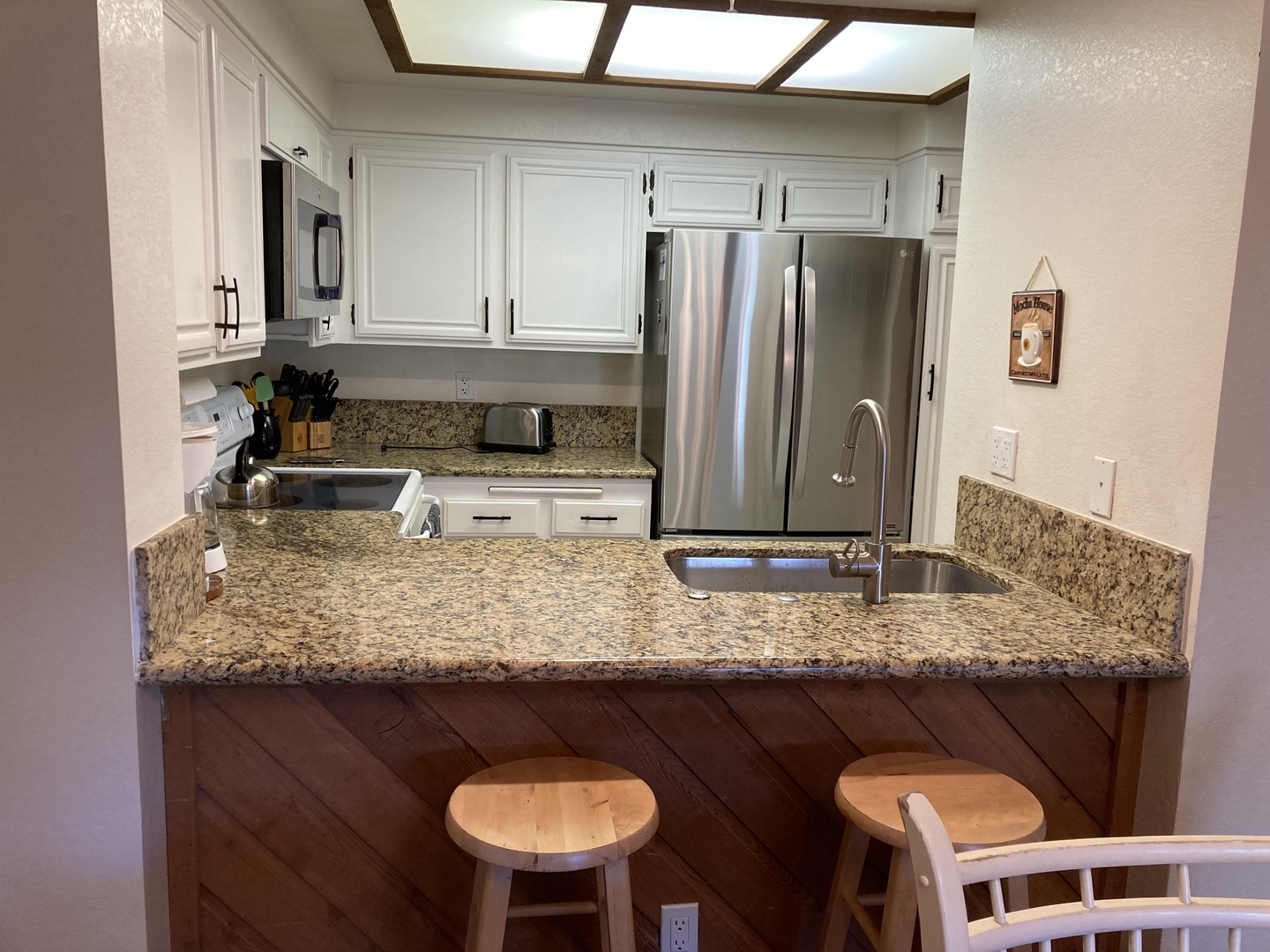Fully equipped kitchen w/ Additional Seating