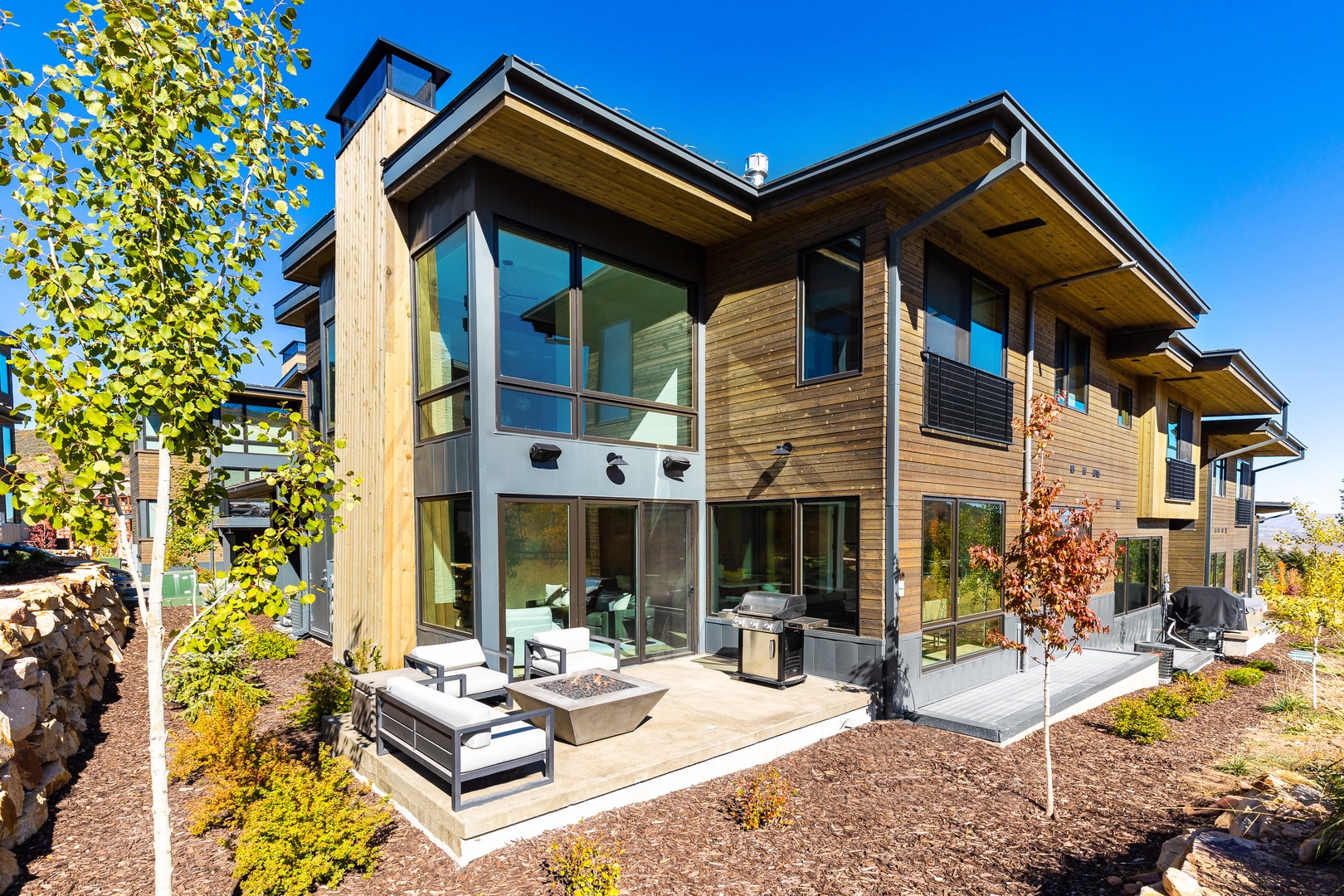 Patio w/ Firepit & Grill