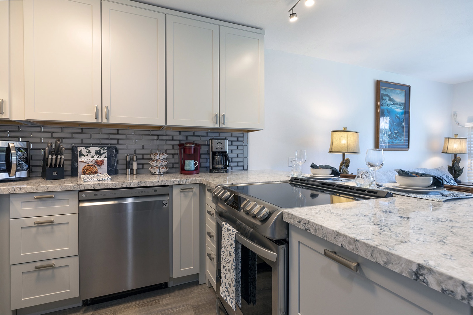 Full kitchen with stackable washer & dryer