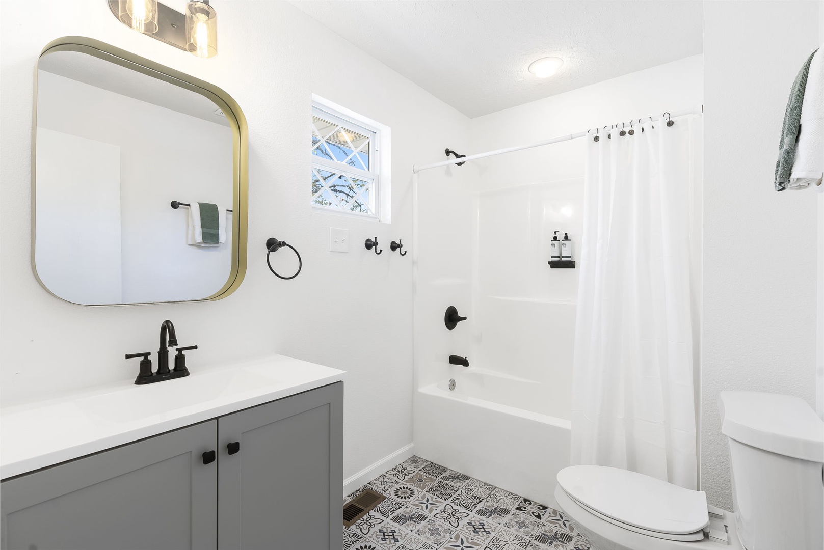 This 2nd floor en suite offers a single vanity & shower/tub combo