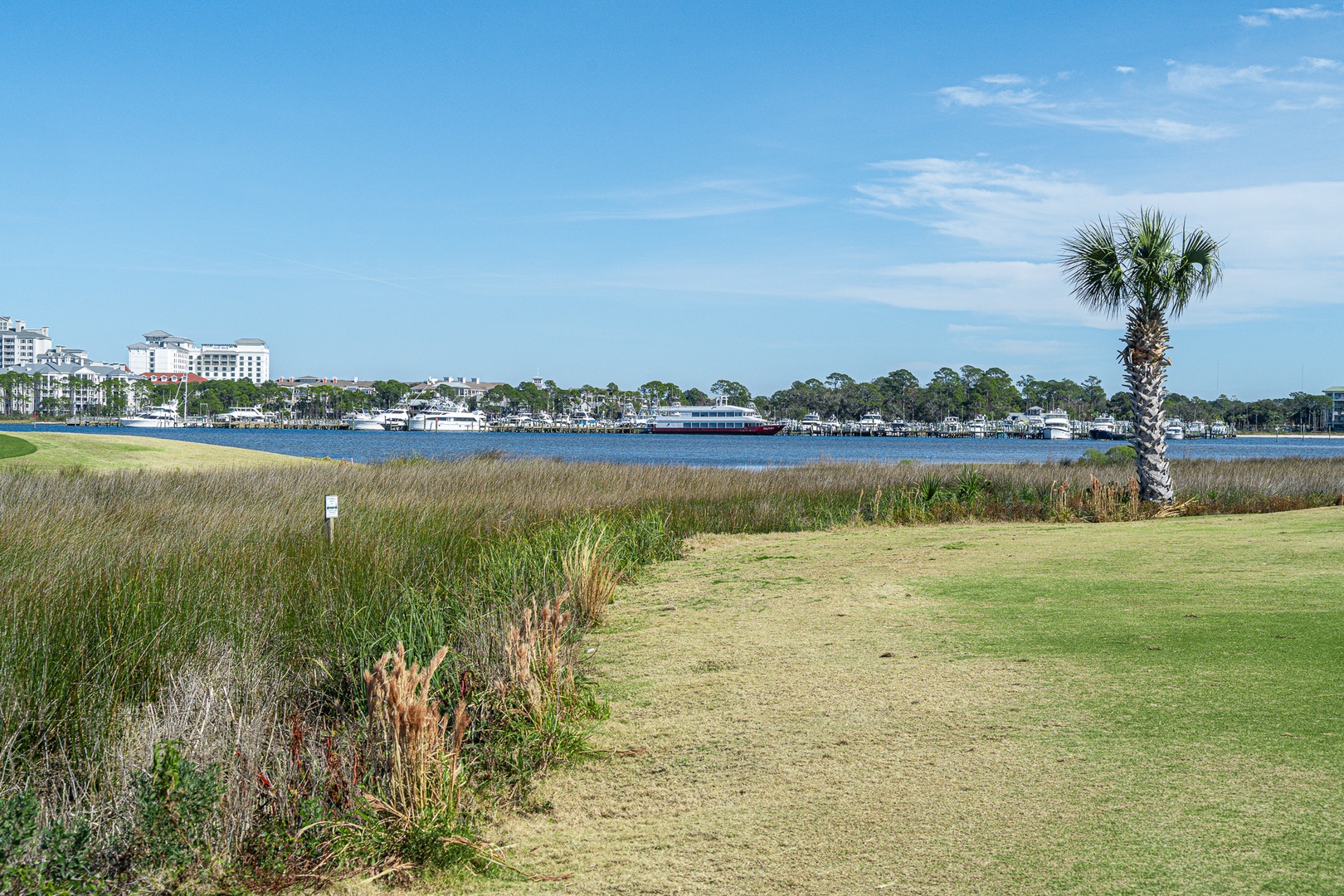 Spend your days golfing by the marina – stunning views await!