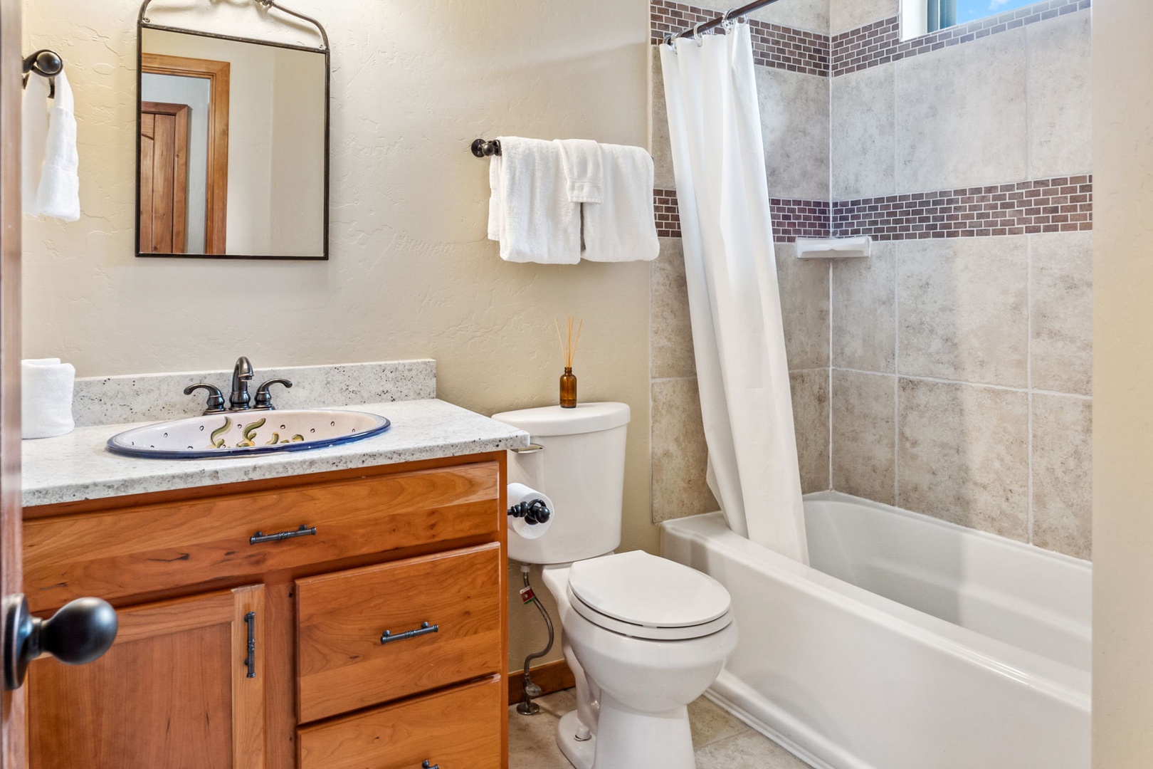 A single vanity & shower/tub combo await in this main-level full bath