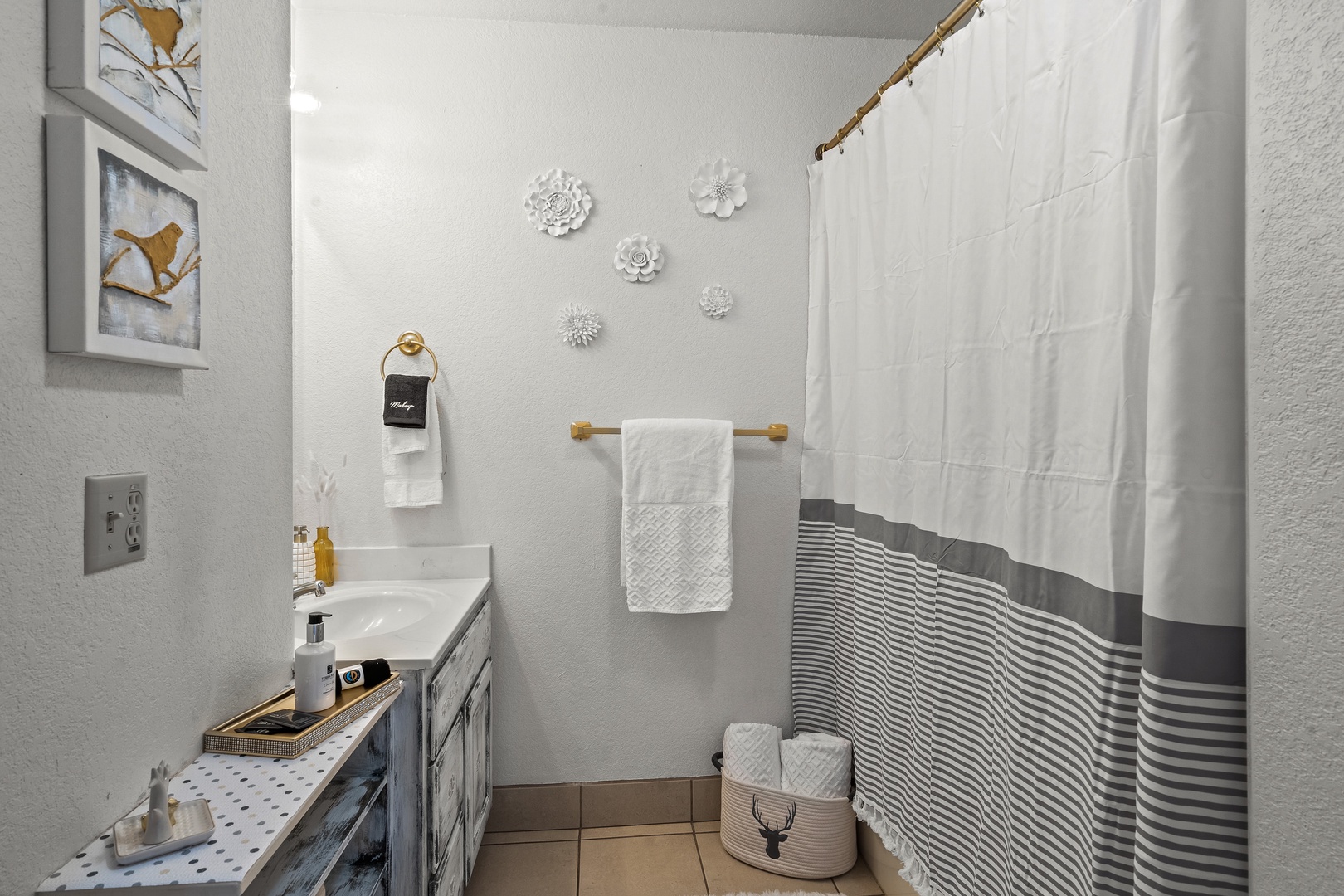 Newly Decorated Bathroom w/ Shower-Tub