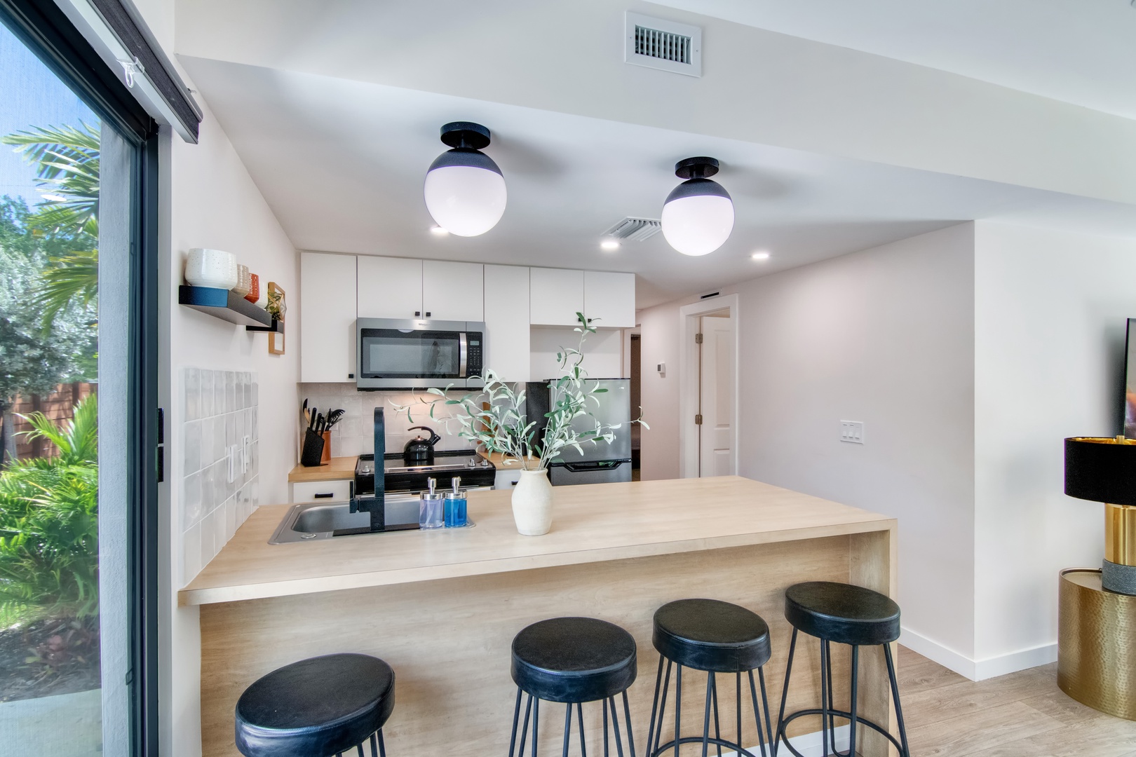 Main House: 2nd kitchen with counter seating