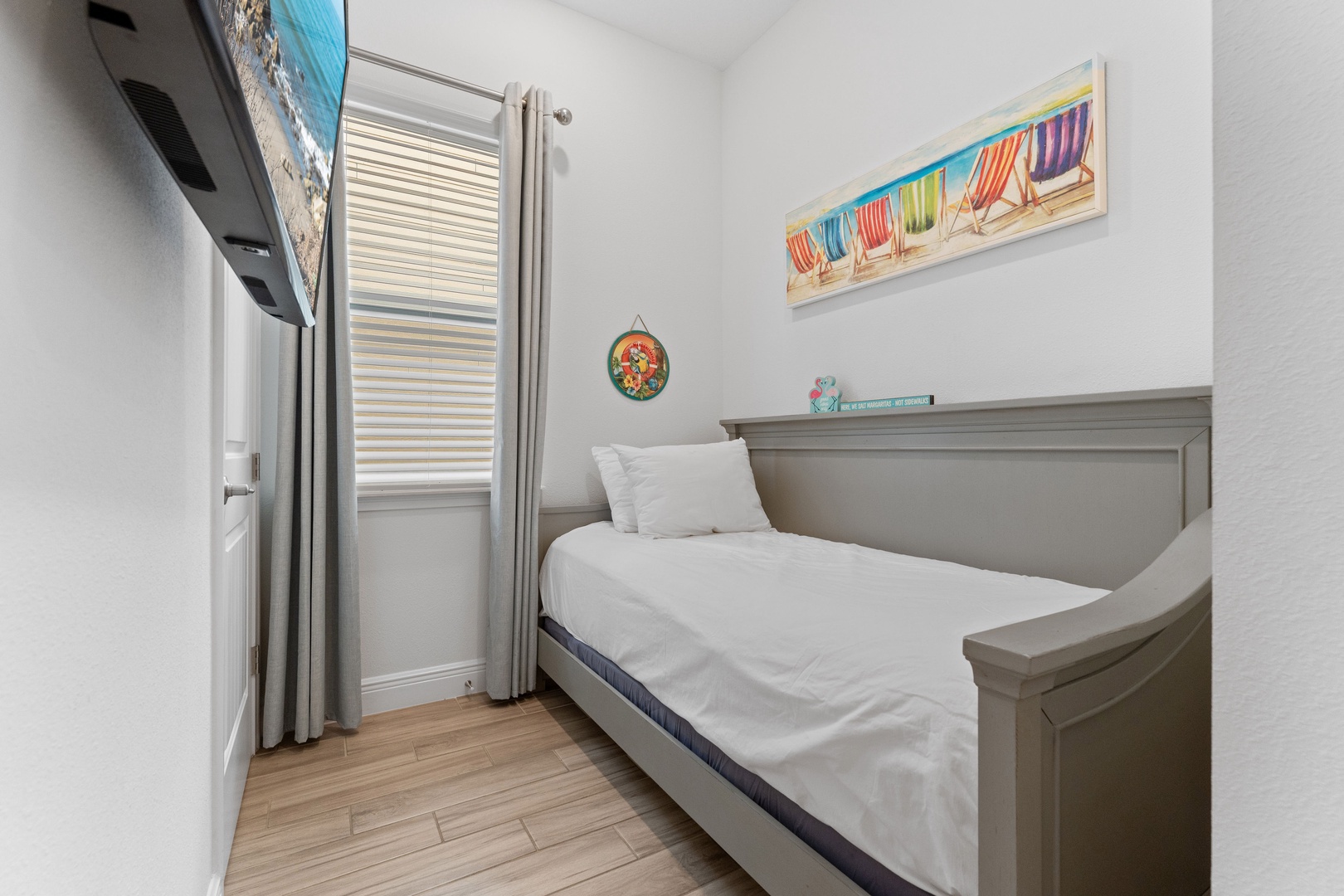 The cozy twin bed & smart TV in the sleeping nook is ideal for relaxation