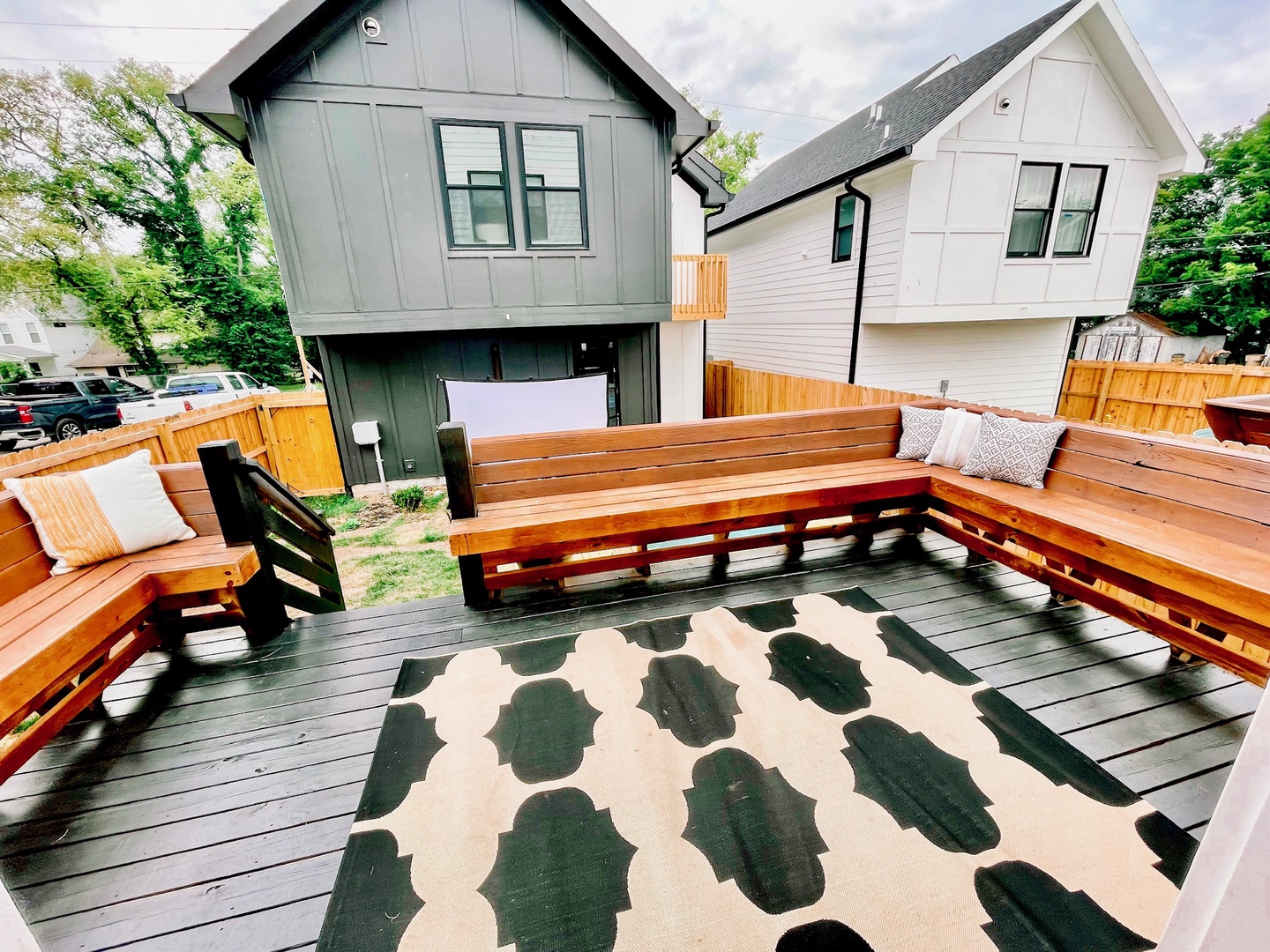 The back deck & yard offer ample space for relaxation & play