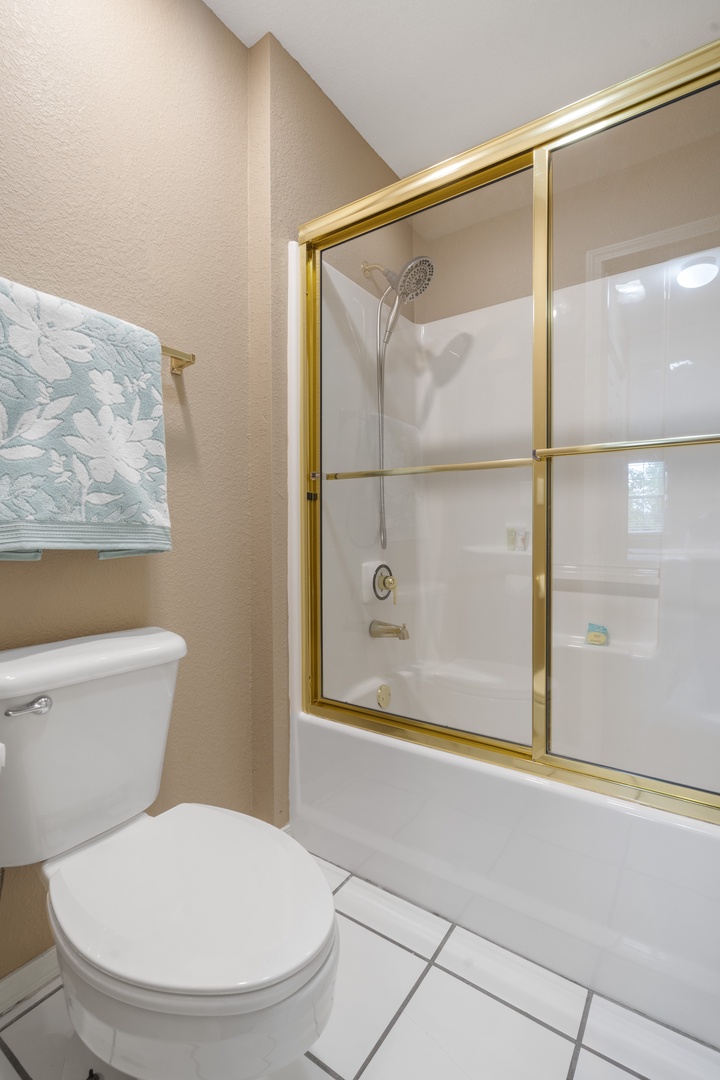 En-suite bathroom to bedroom 1 with shower/tub combo