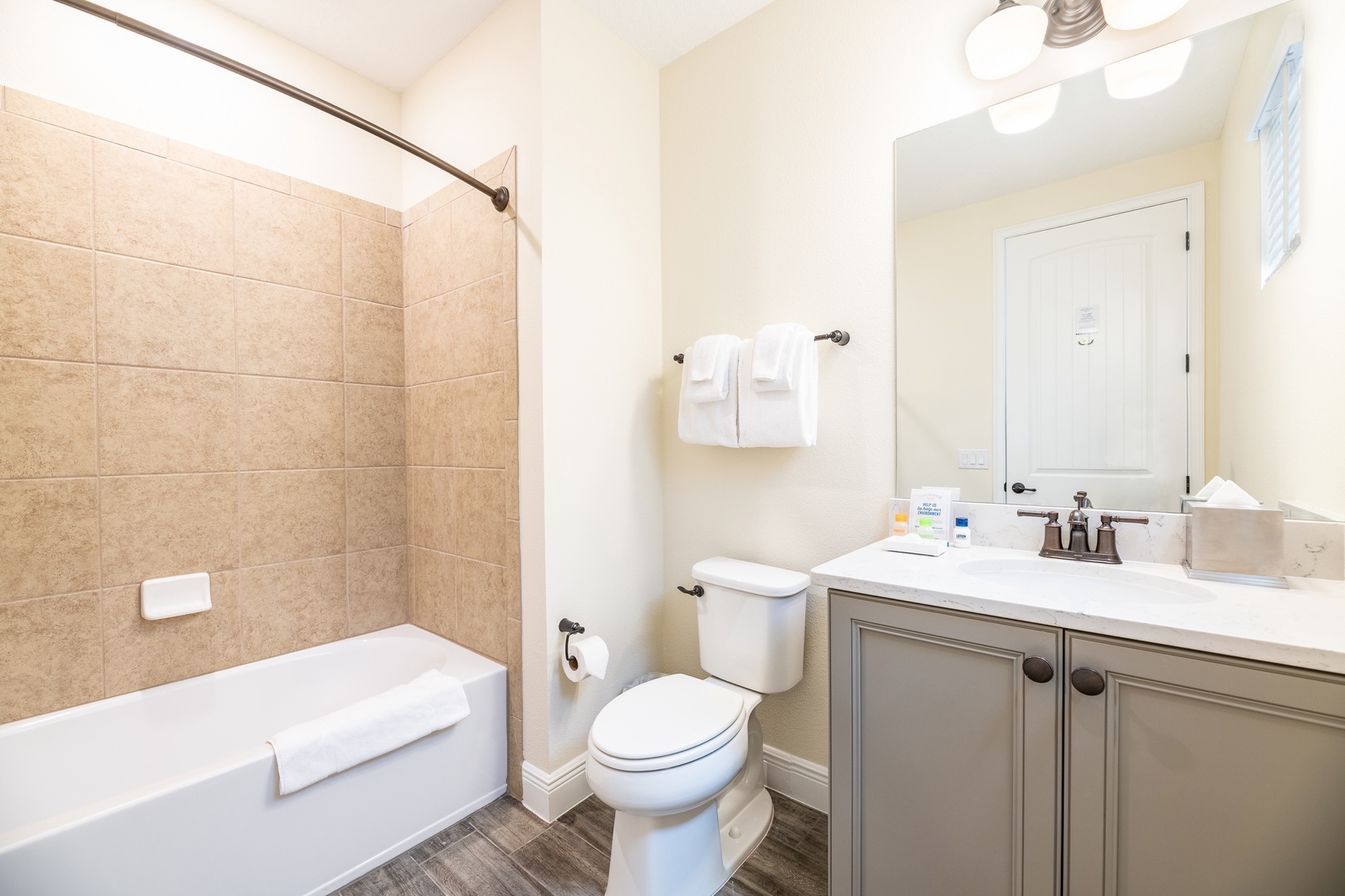 En-suite bathroom with shower/tub combo (2nd floor)