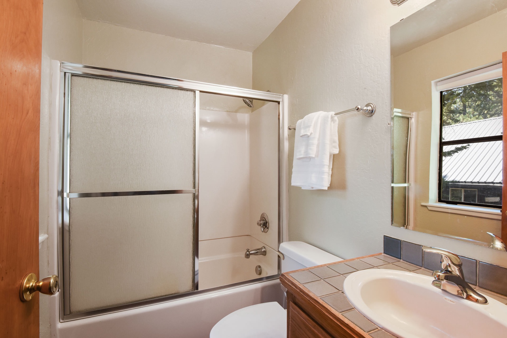 En-suite Bathroom 1 with Shower/Tub Combo