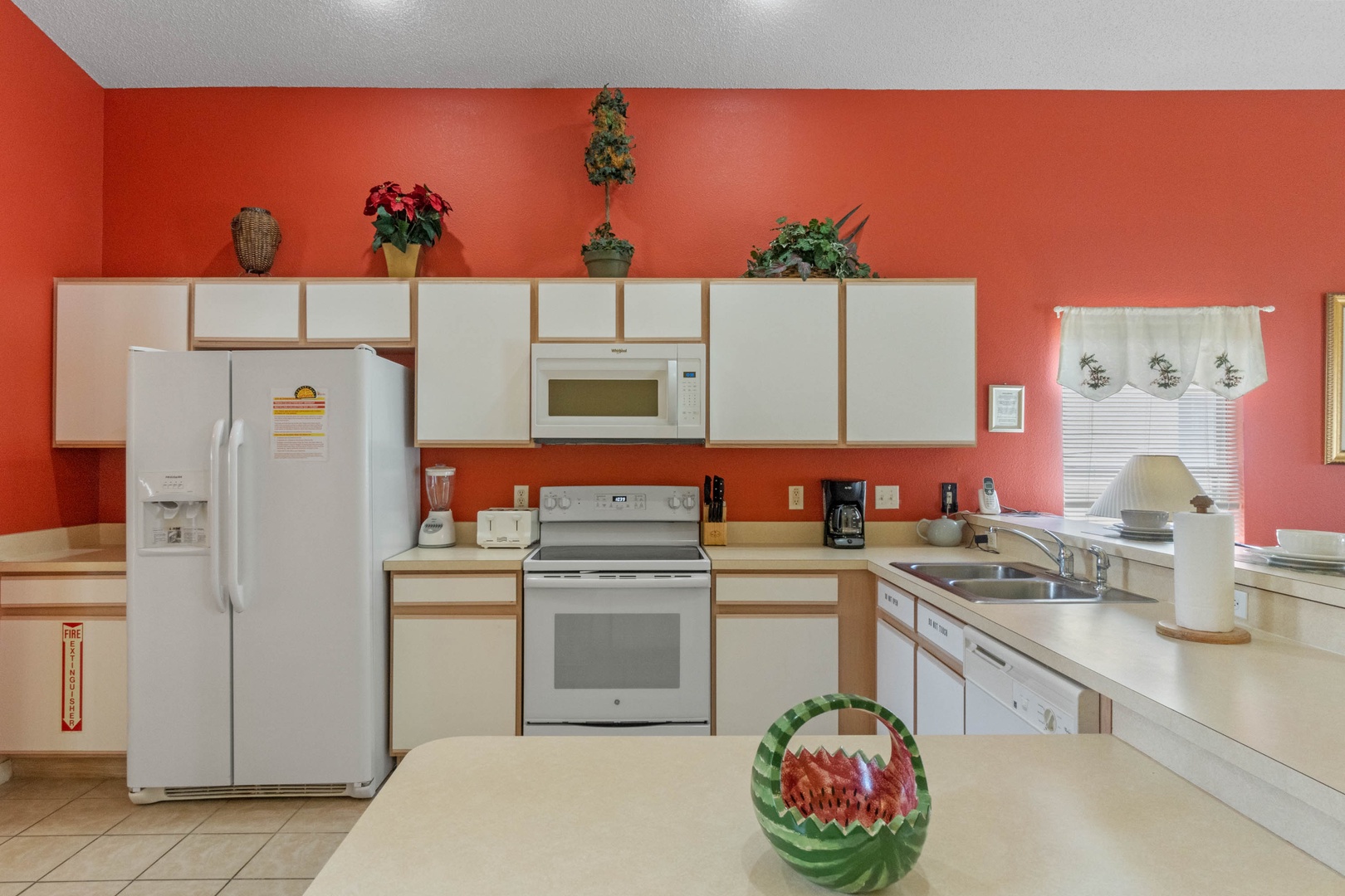 Full kitchen equipped with coffee machine, blender, toaster & more!