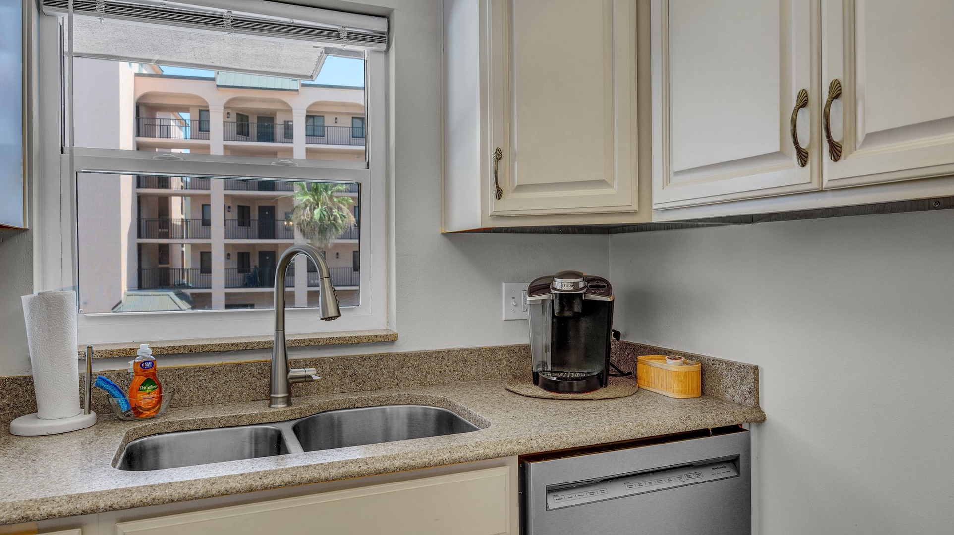 The well-equipped kitchen offers ample storage space & fantastic amenities