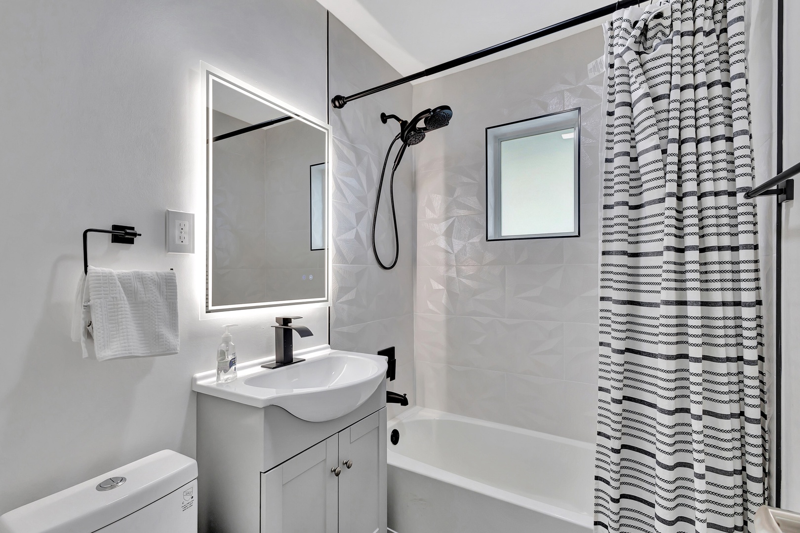 Shared bathroom with shower/tub combo