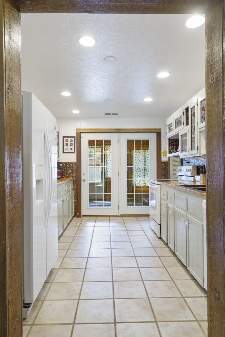 Fully Stocked Kitchen