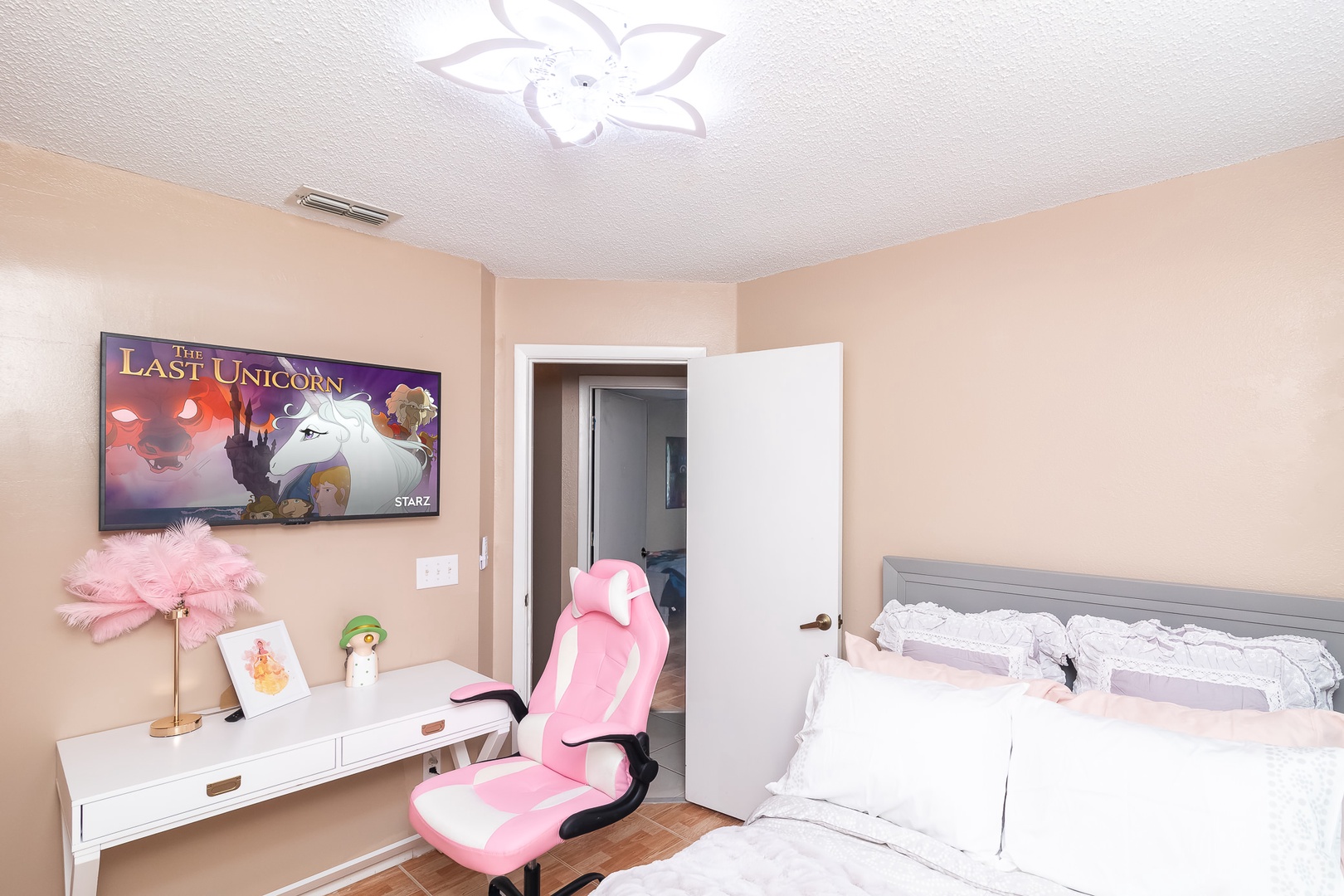 Princess Bedroom with Full bed