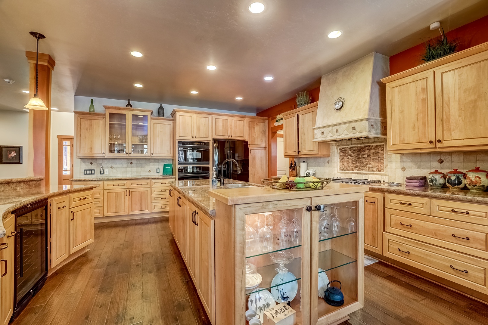 Full kitchen with Keurig, standard coffee maker, blender, and more!