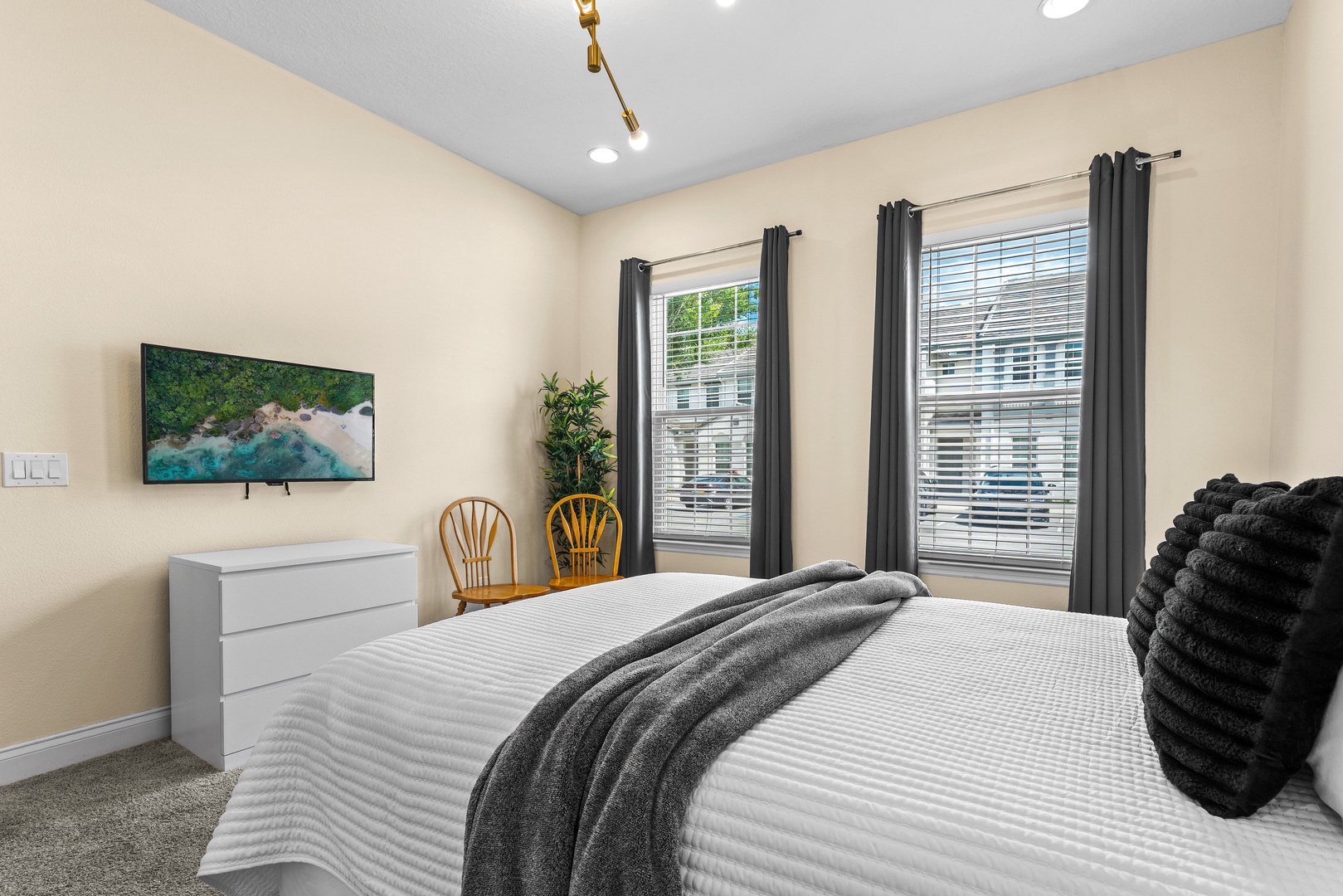 Bedroom 1 with queen bed, Smart TV, and shared ensuite