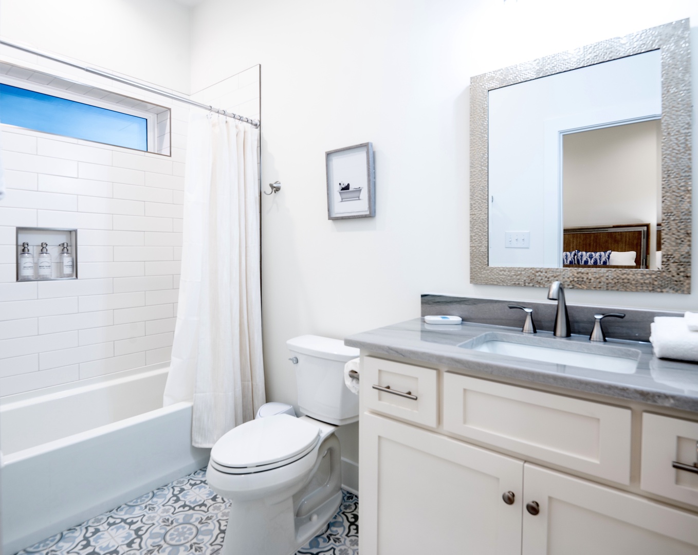 Bathroom 7 en-suite with shower/tub combo