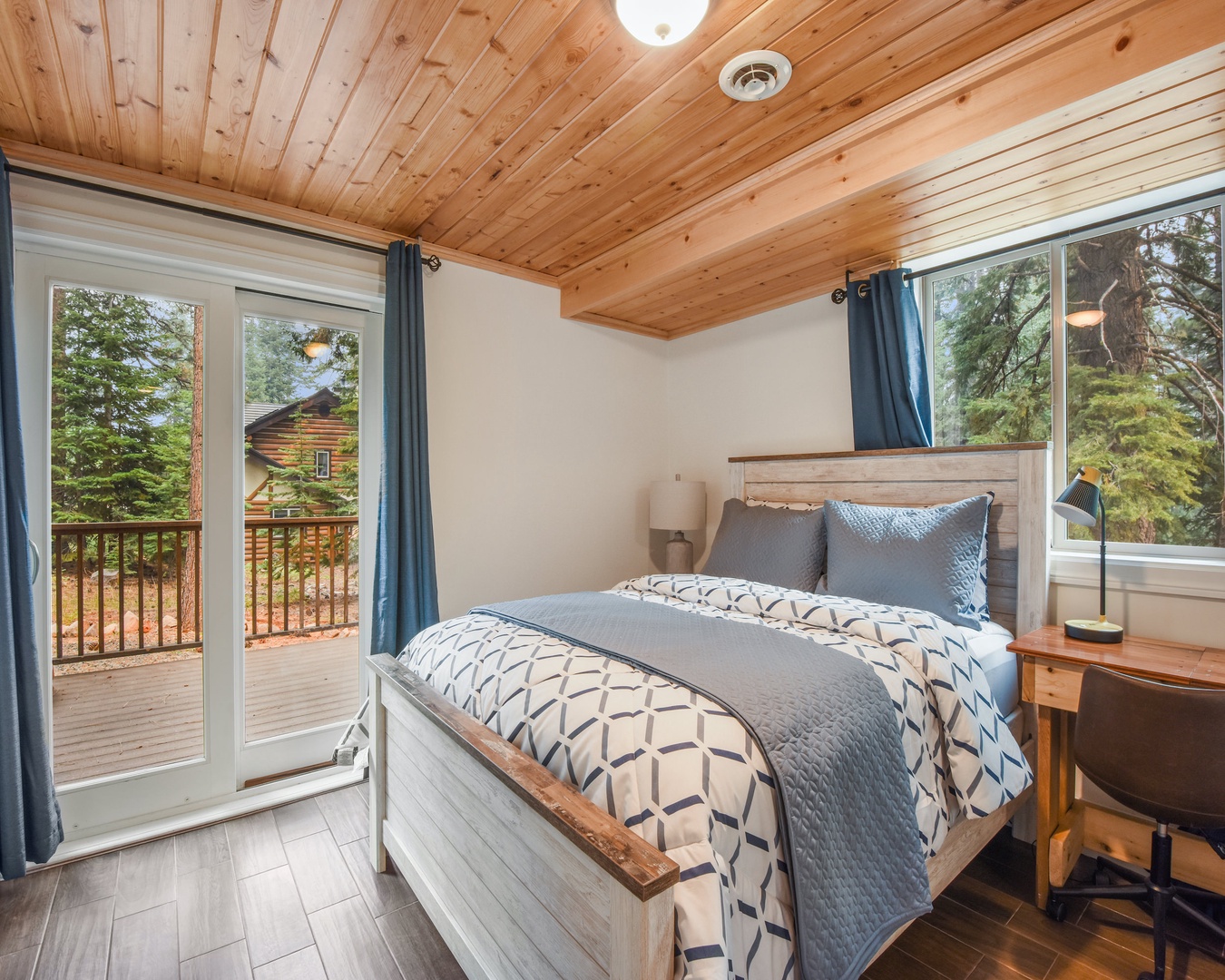 4th bedroom: Queen bed (ground floor)