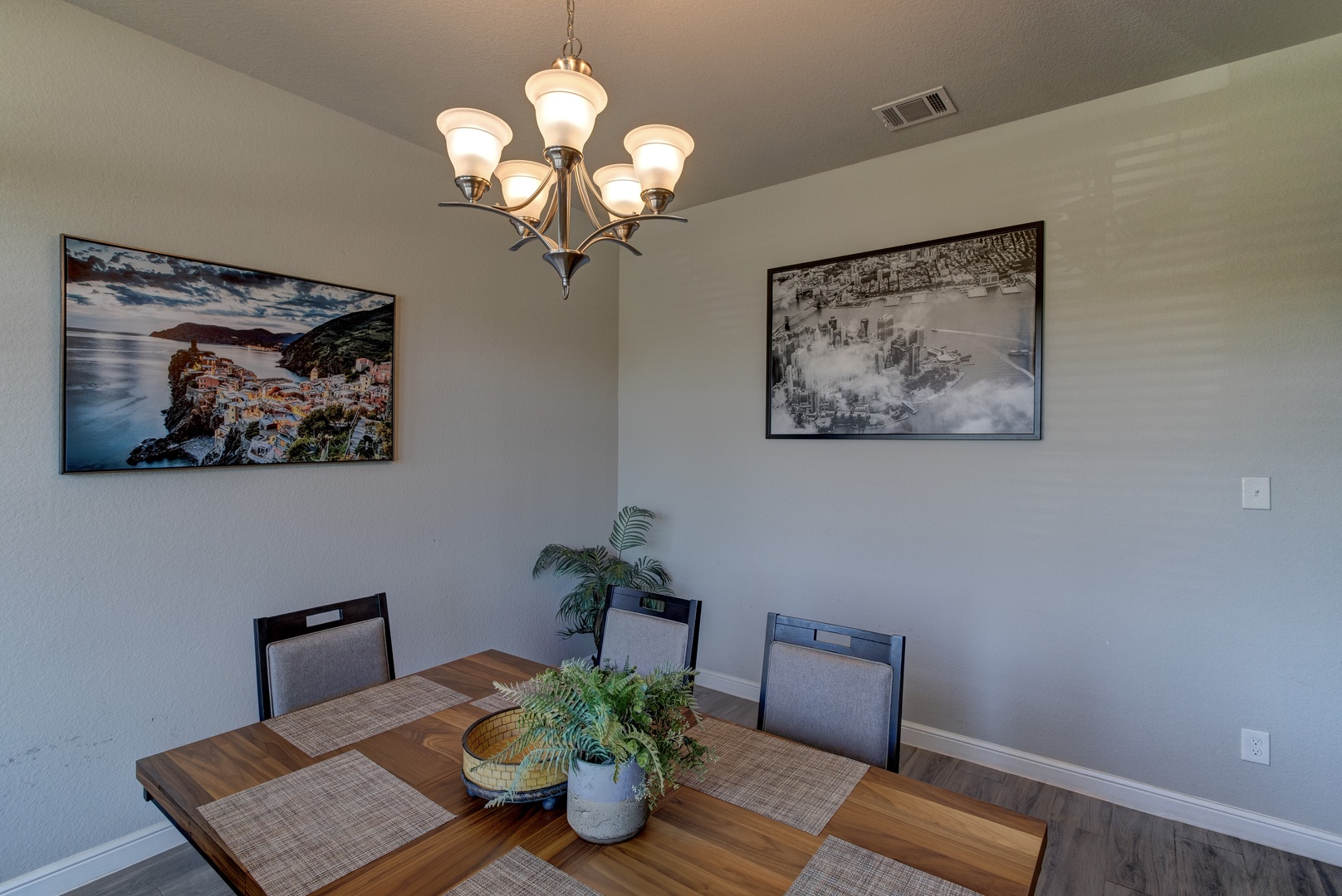 Additional dining room with table and seating for 6