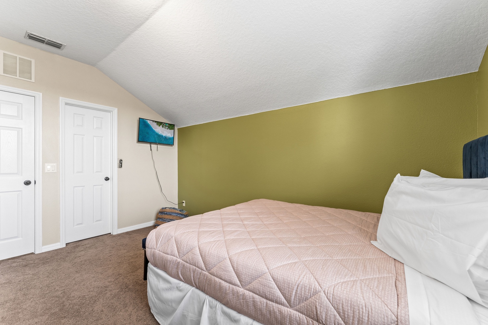 Cozy 2nd floor queen bedroom with plenty of natural light