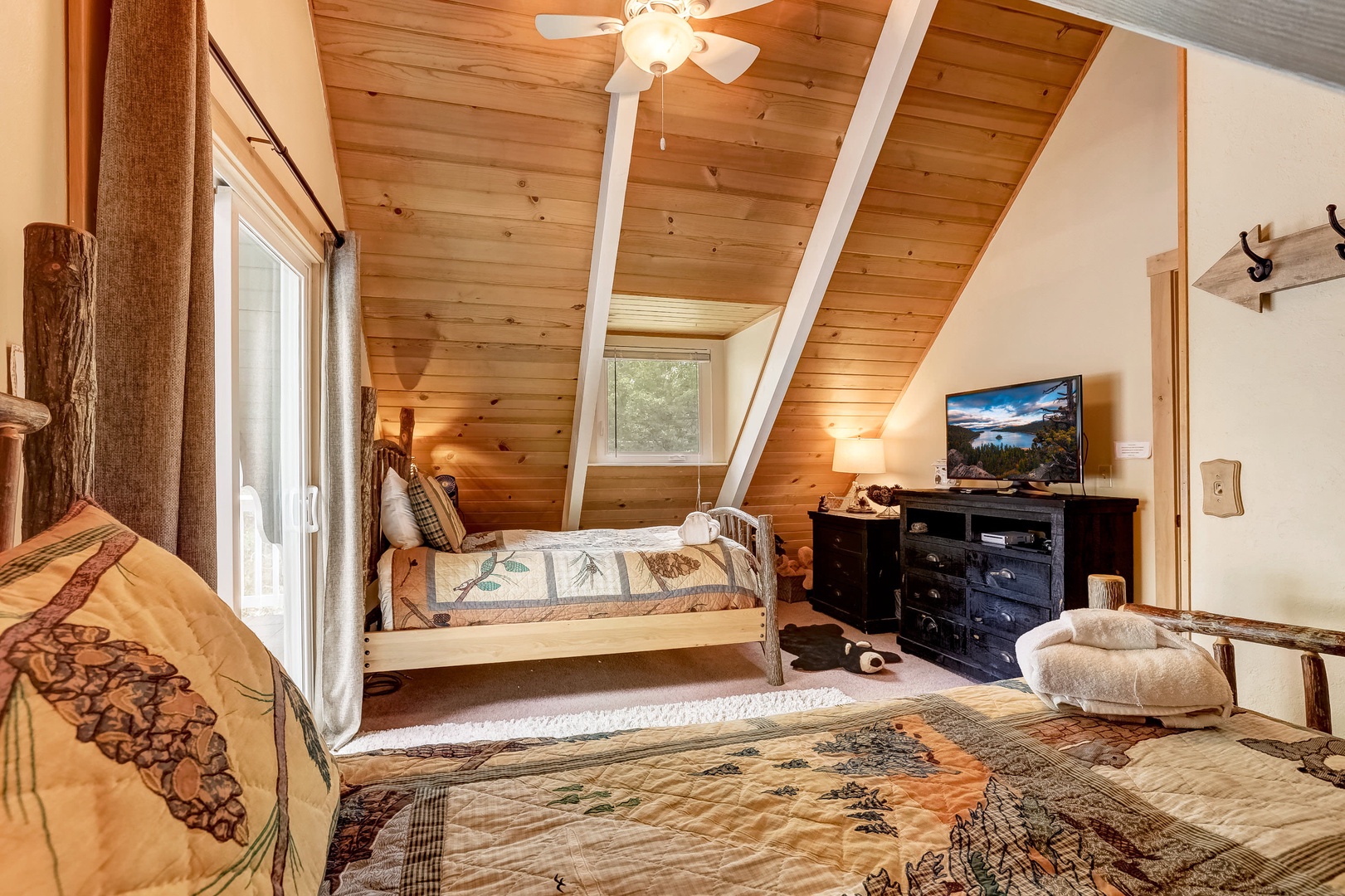 3rd bedroom: 2 Twin beds with 40" TV with Wii/DVD, and private deck access (upstairs)