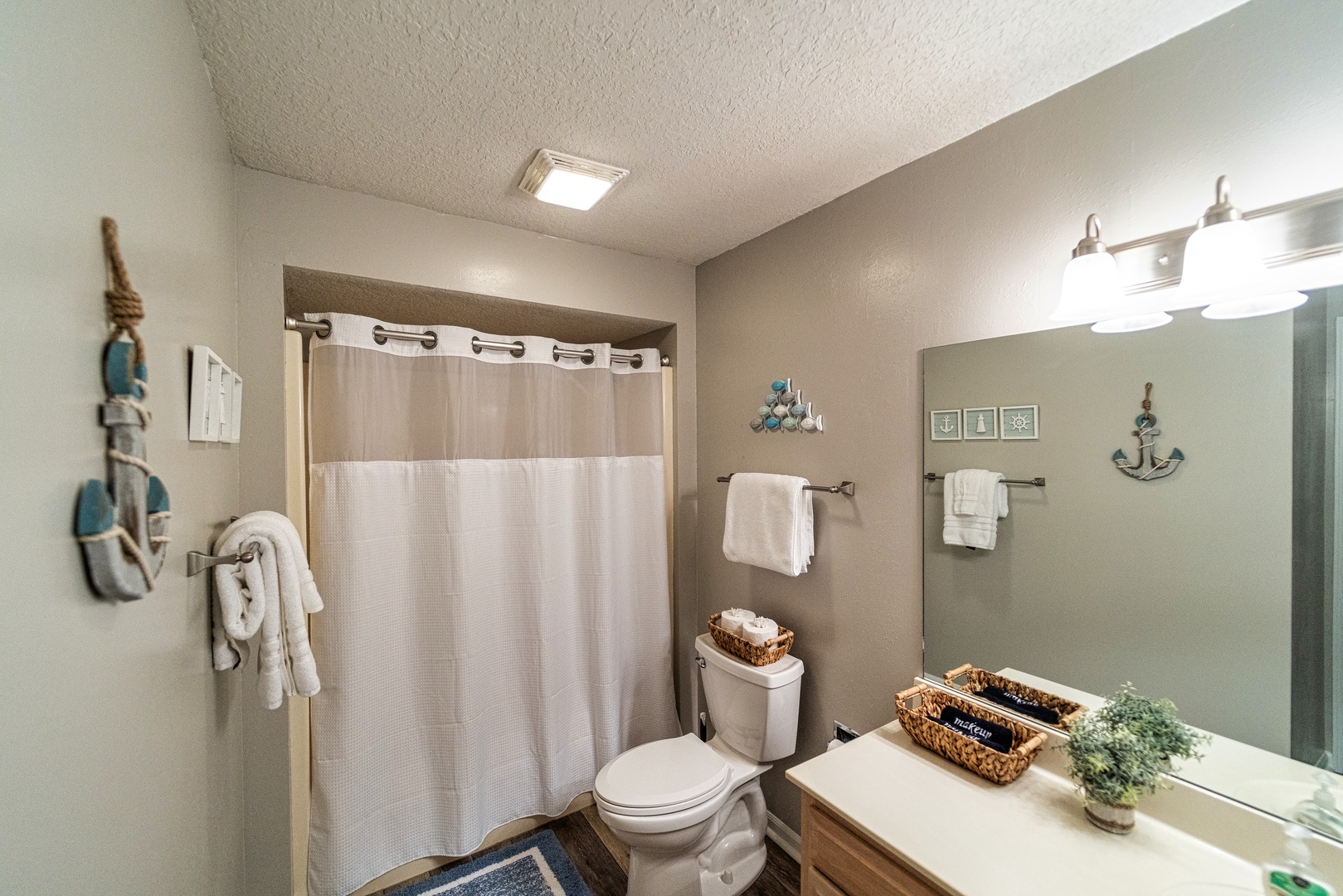 Bathroom 3 shared en-suite with shower/tub combo