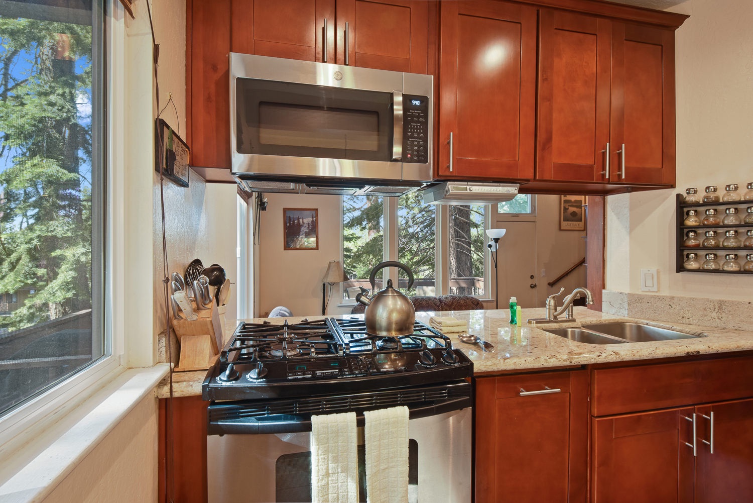 Fully furnished and equipped kitchen