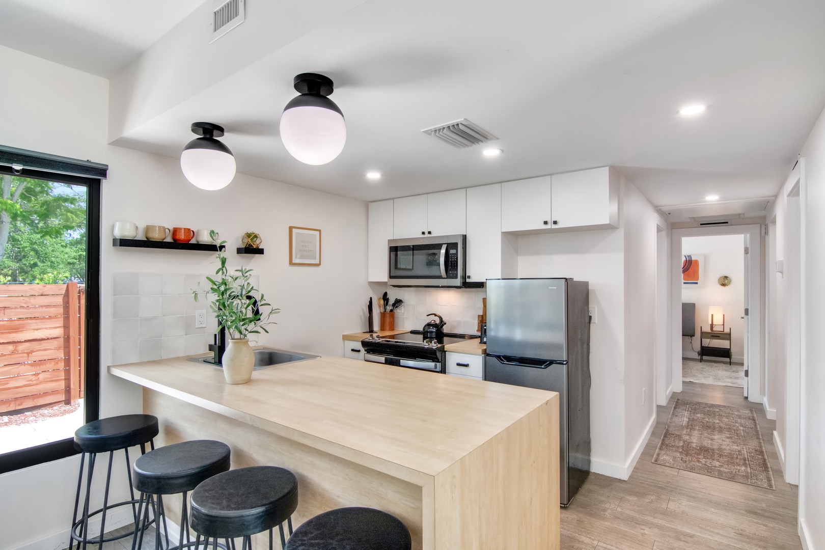 Main House: 2nd kitchen with counter seating