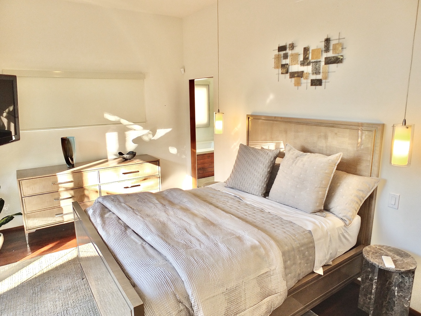 Bedroom 1 with queen bed, Smart TV, balcony, and ensuite